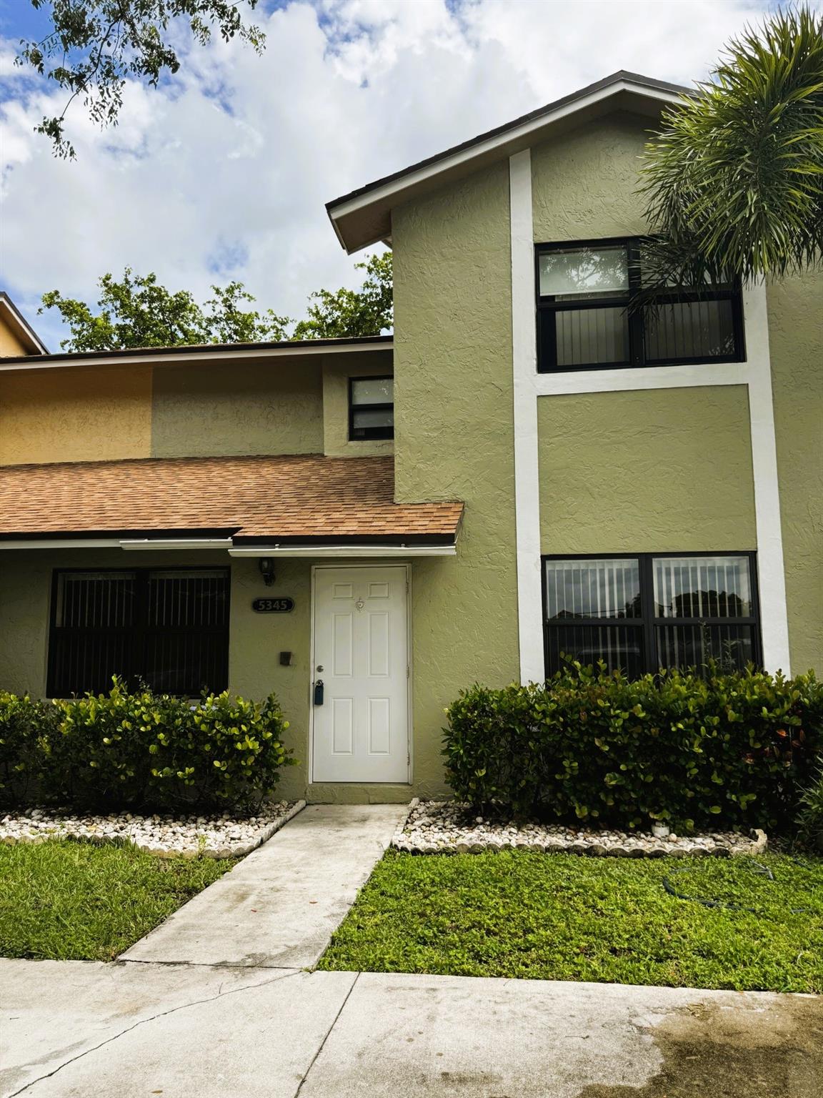 Villas At The Gate #2Con