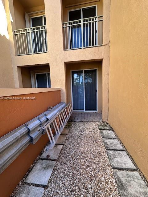 Elegant master bedroom retreat at 4906 Schooner Dr - Condo in Dania Beach