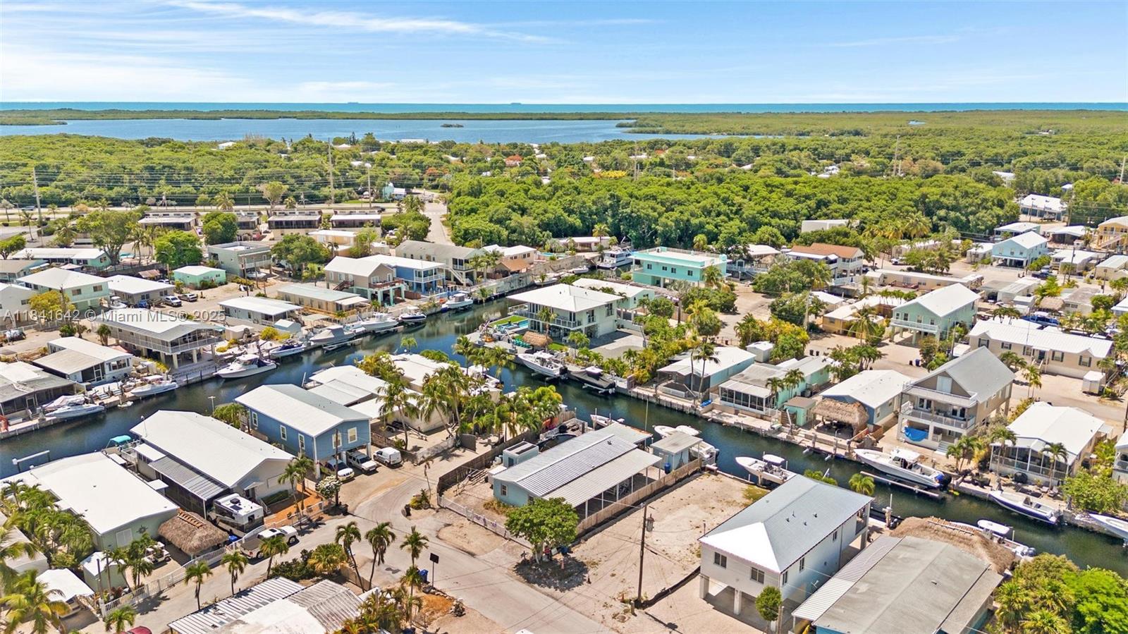 Elegant master bedroom retreat at 410 Bowie Ln - Home in Key Largo