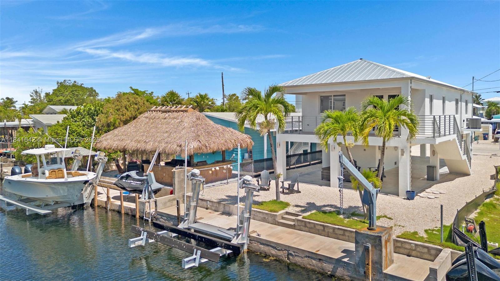 Spacious garage and storage at 410 Bowie Ln - Home in Key Largo