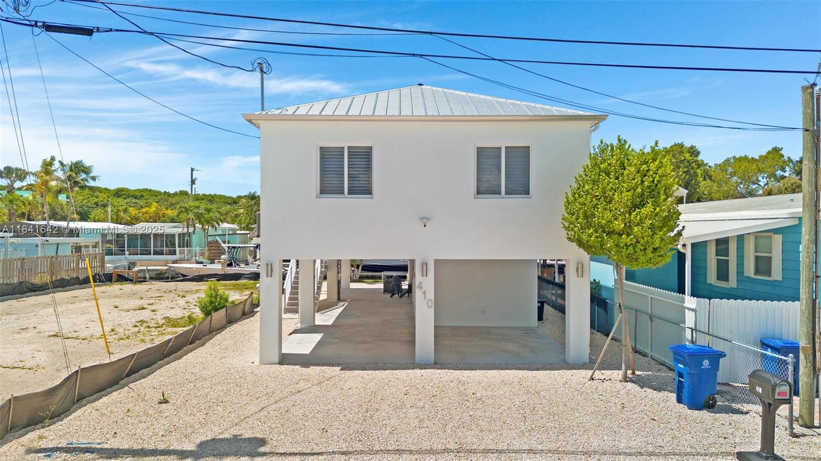 Waterfront views and dock access at 410 Bowie Ln - Home in Key Largo