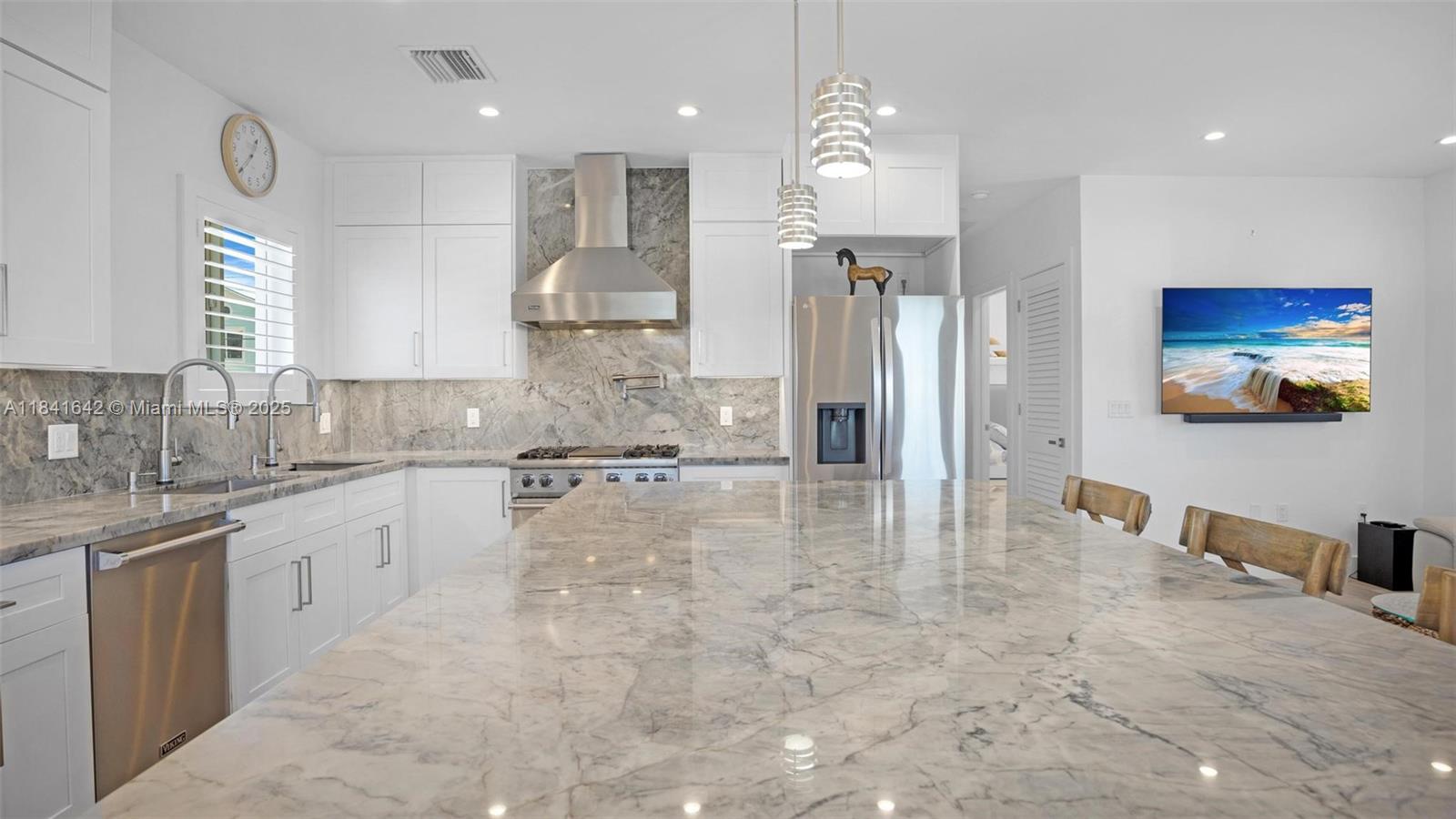 Elegant master bedroom retreat at 410 Bowie Ln - Home in Key Largo