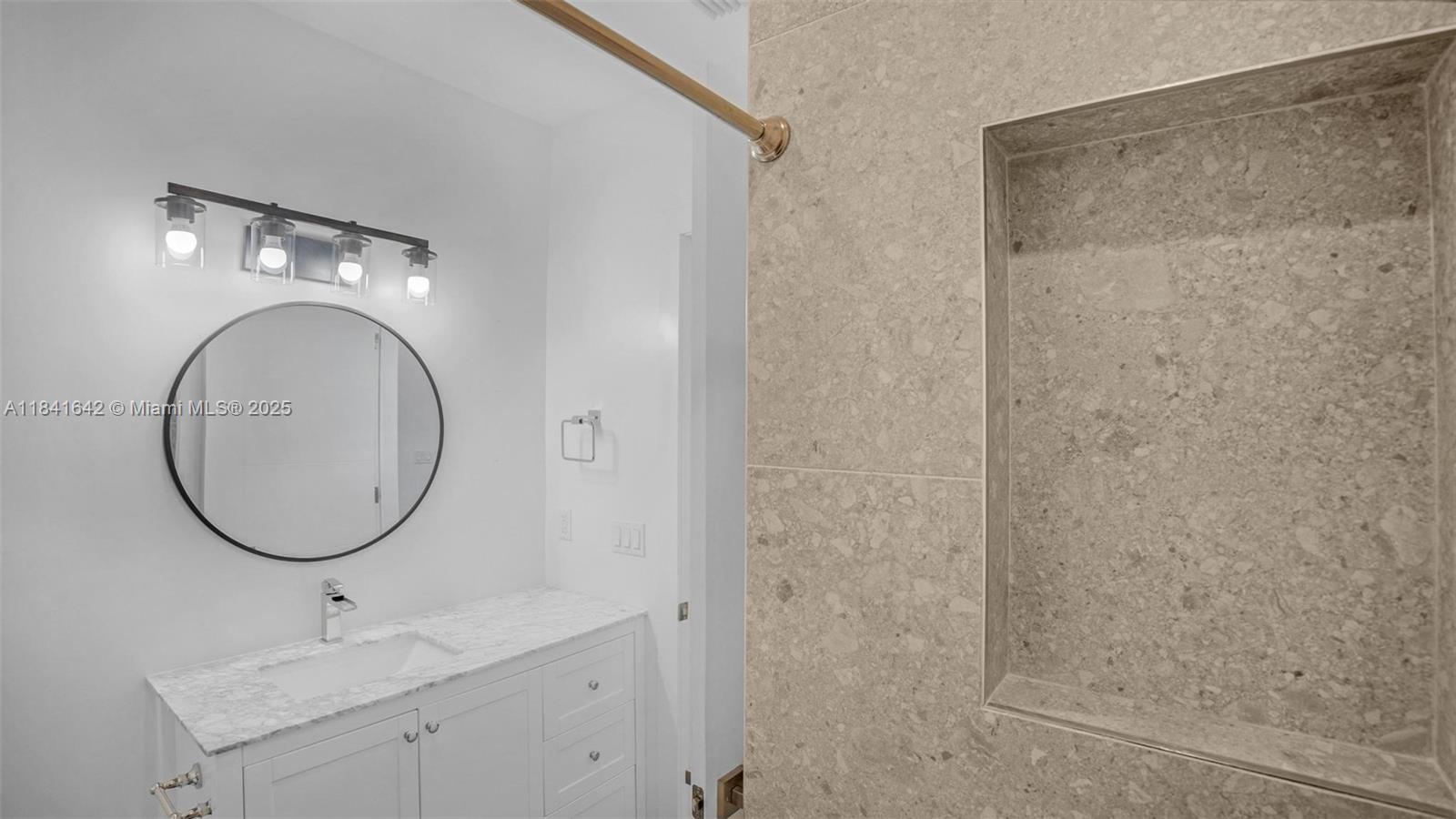 Well-appointed guest bedroom at 410 Bowie Ln - Home in Key Largo
