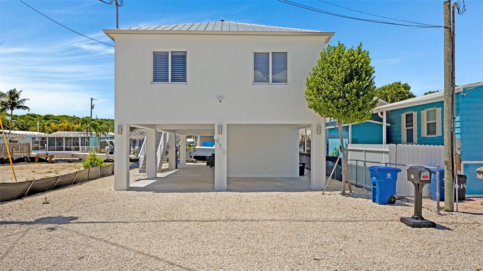Elegant master bedroom retreat at 410 Bowie Ln - Home in Key Largo