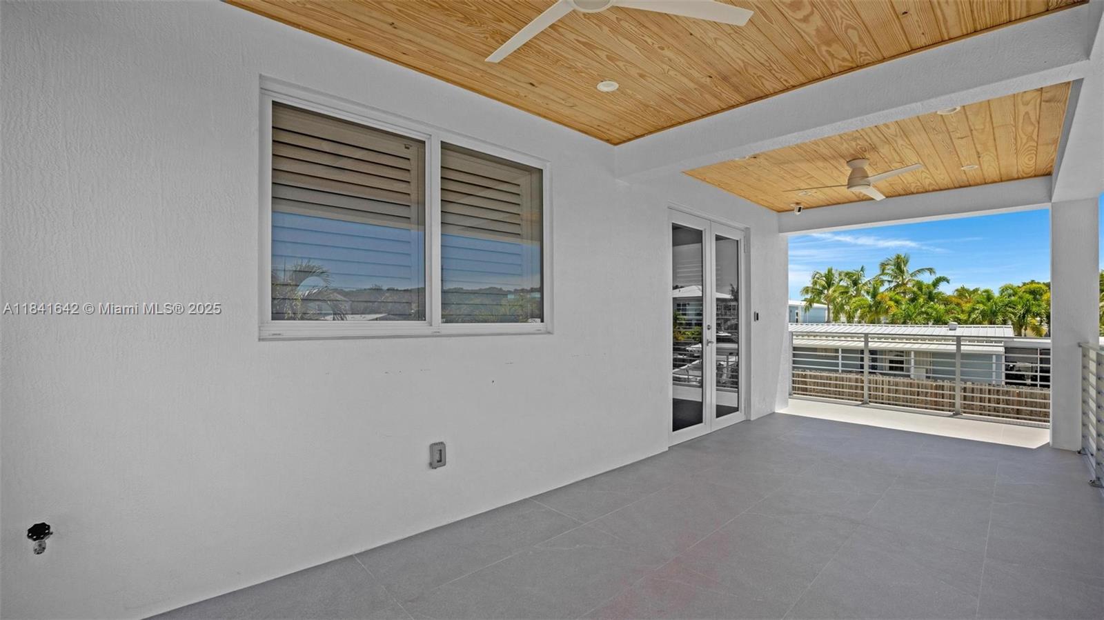 Waterfront views and dock access at 410 Bowie Ln - Home in Key Largo