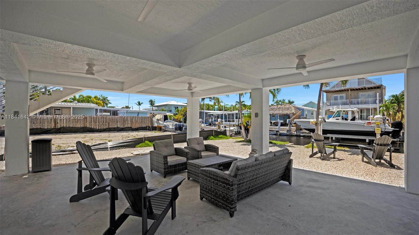Spacious garage and storage at 410 Bowie Ln - Home in Key Largo
