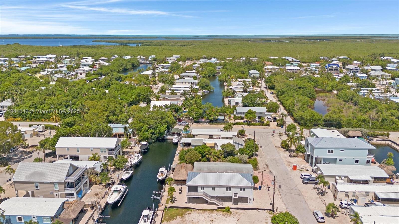 Spacious garage and storage at 410 Bowie Ln - Home in Key Largo