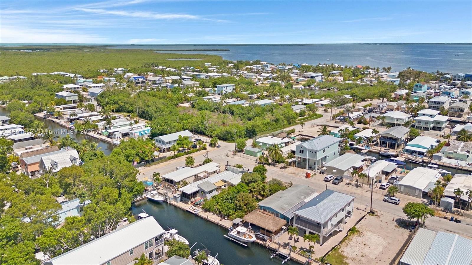 Waterfront views and dock access at 410 Bowie Ln - Home in Key Largo