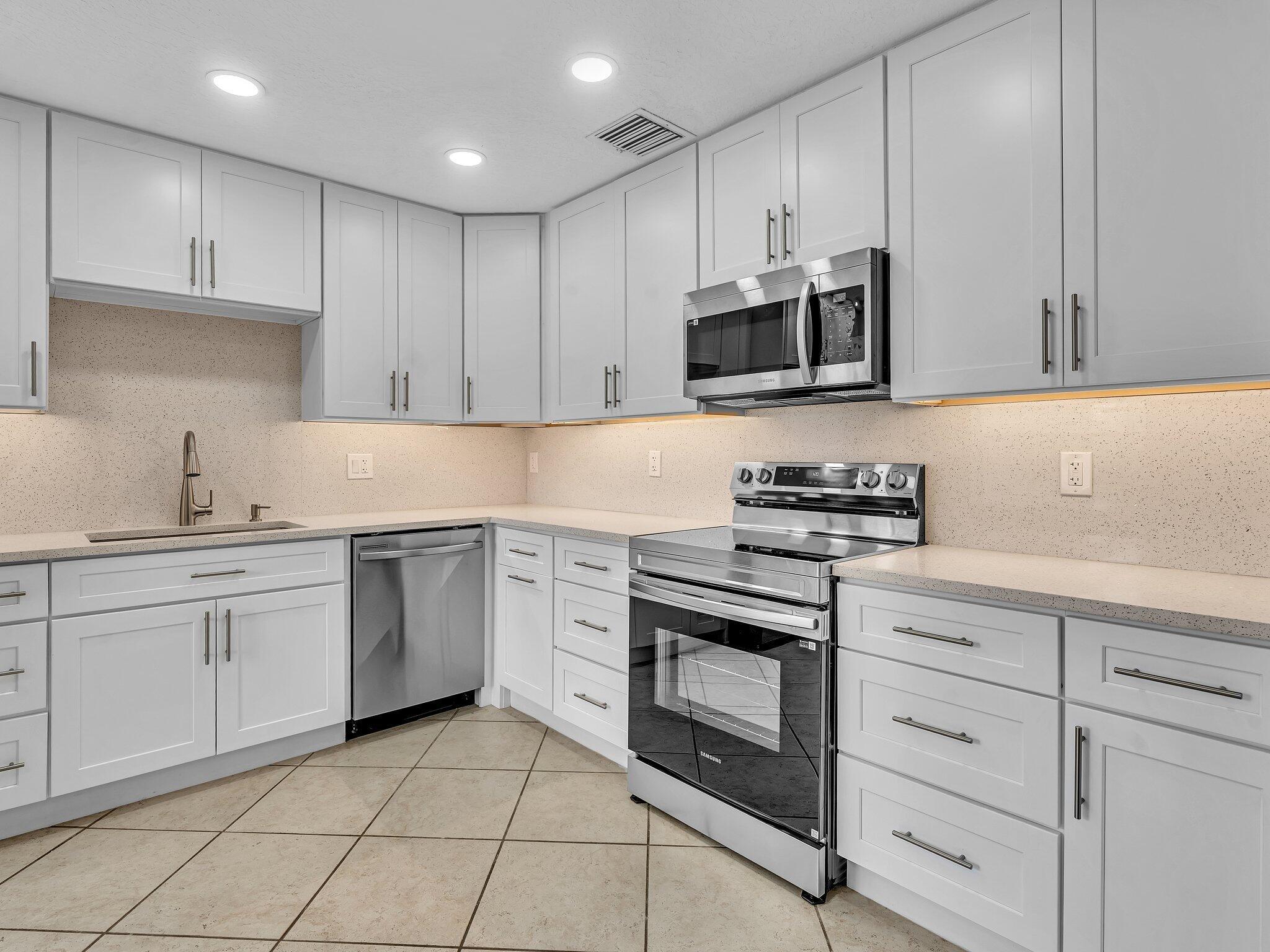 Homes for sale in Wellington, FL | 10727 Lake Shore Dr, Wellington, FL 33414 | MLS# R11108758