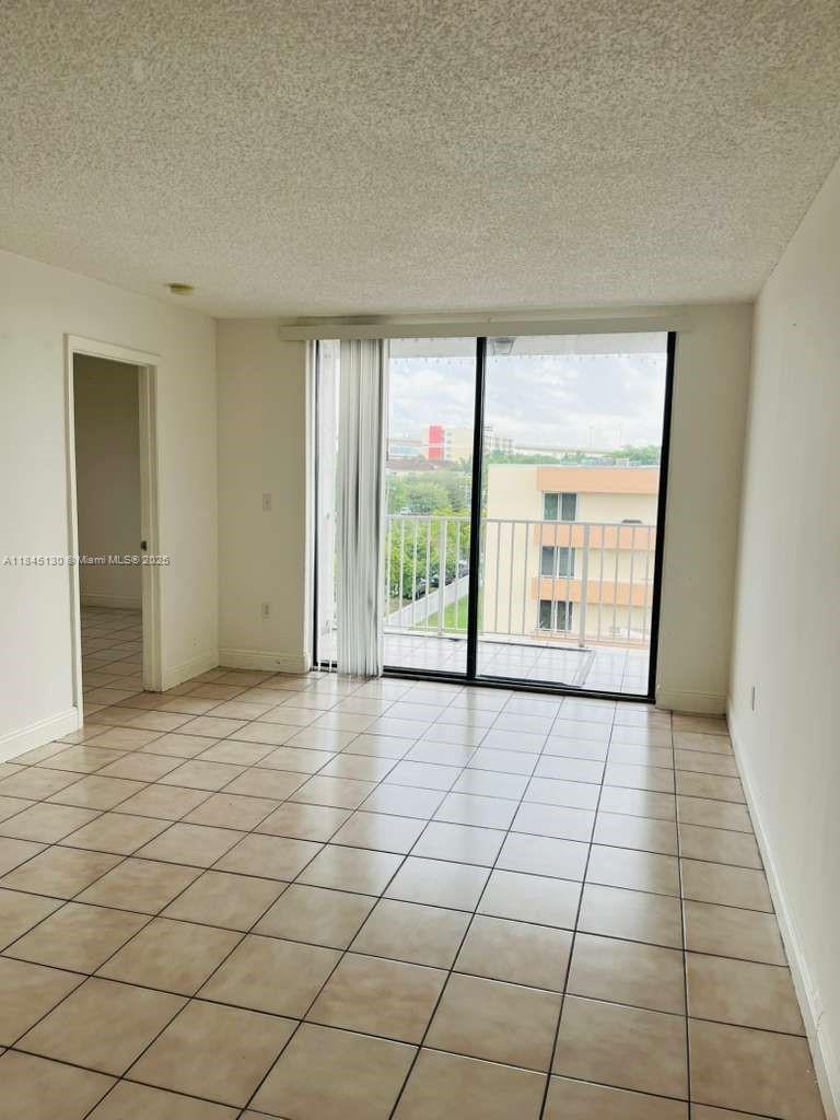 Fontainebleau Gardens Con