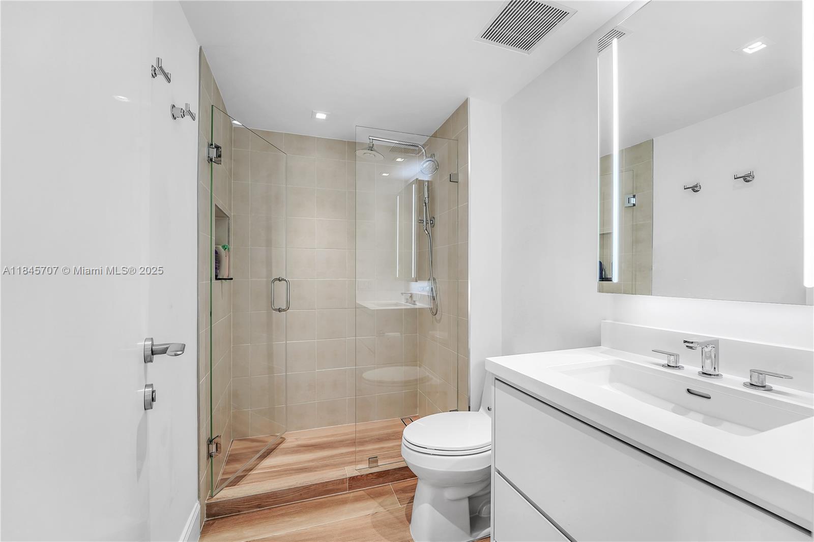 400 S Pointe Dr #704, Miami Beach FL 33139