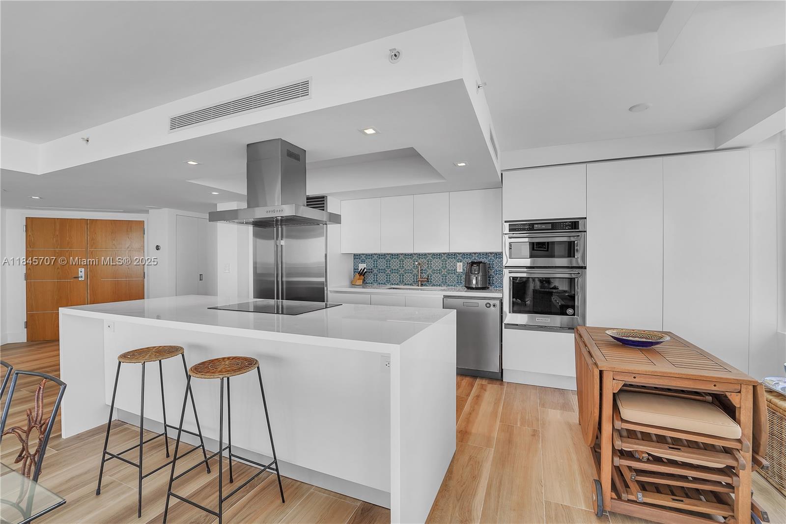 400 S Pointe Dr #704, Miami Beach FL 33139