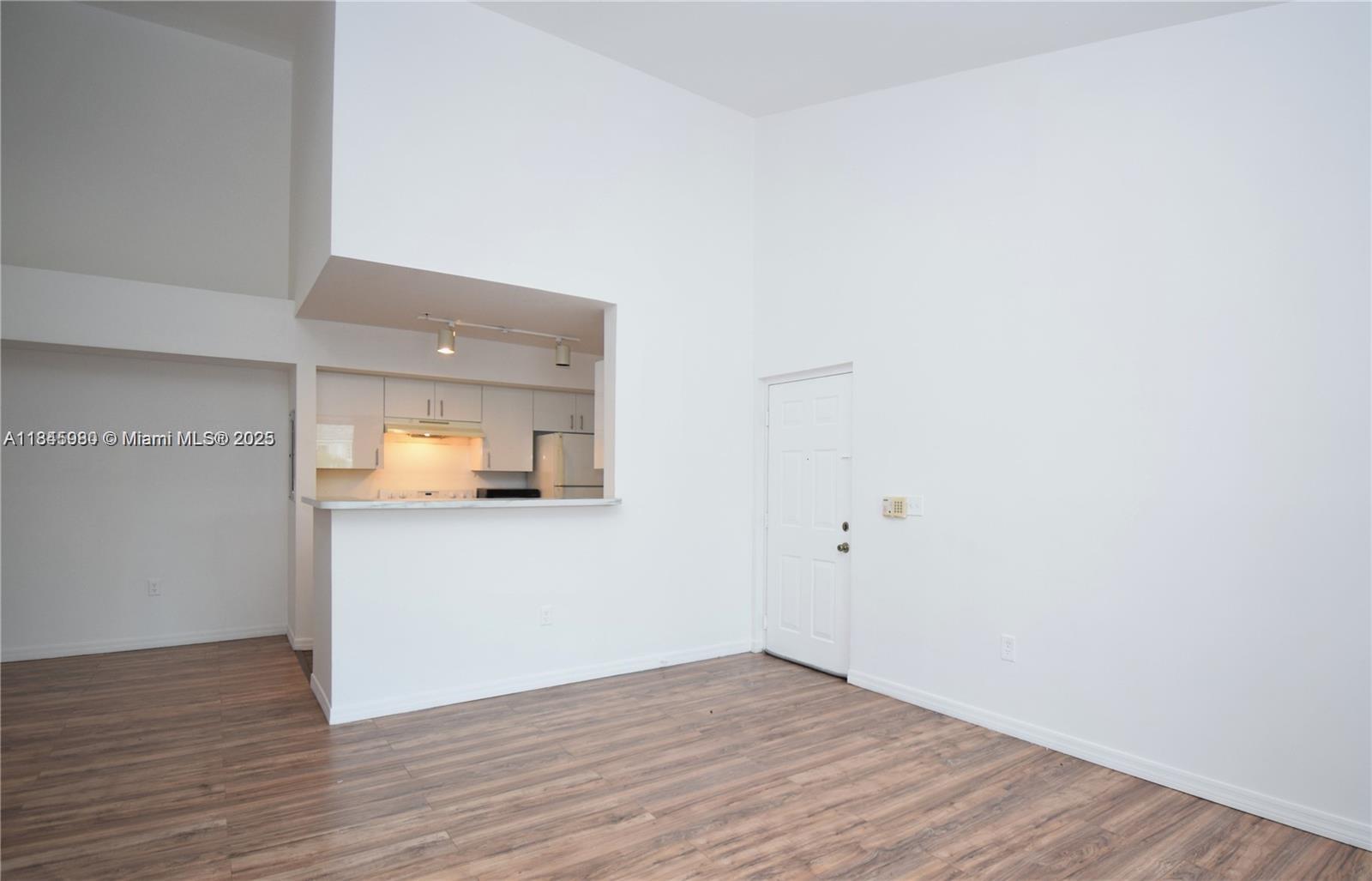 Devonaire Condo At Pembro