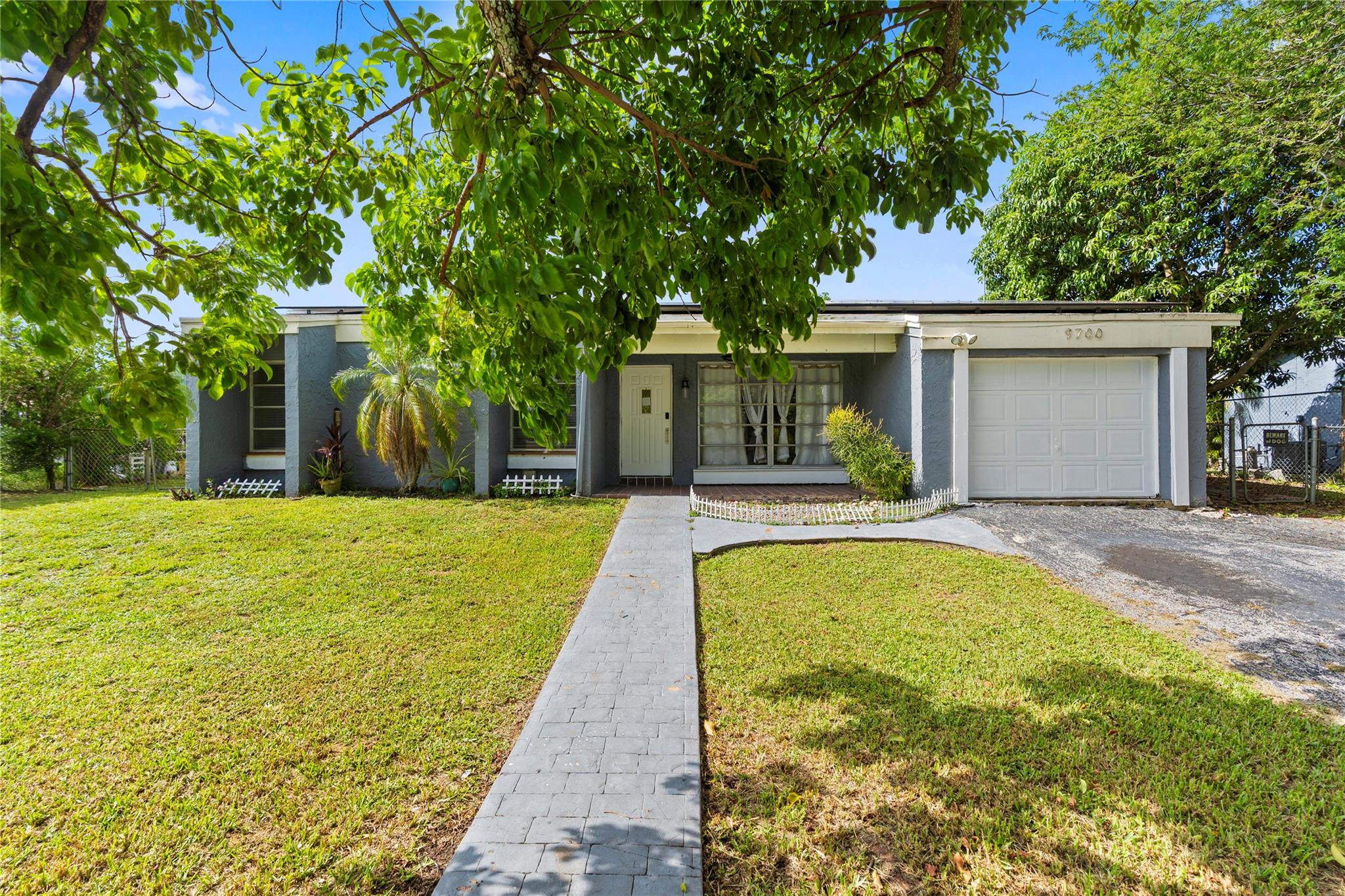 Homes for sale in Pembroke Pines, FL | 9700 Nw 10th St, Pembroke Pines, FL 33024 | MLS# F10517404