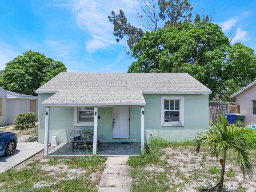 570 W 3rd Street Riviera Beach FL 33404 | R11111358