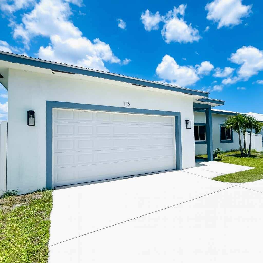 Homes for sale in Port St Lucie, FL | 115 Sw Oakridge Dr, Port St Lucie, FL 34984 | MLS# R11111995