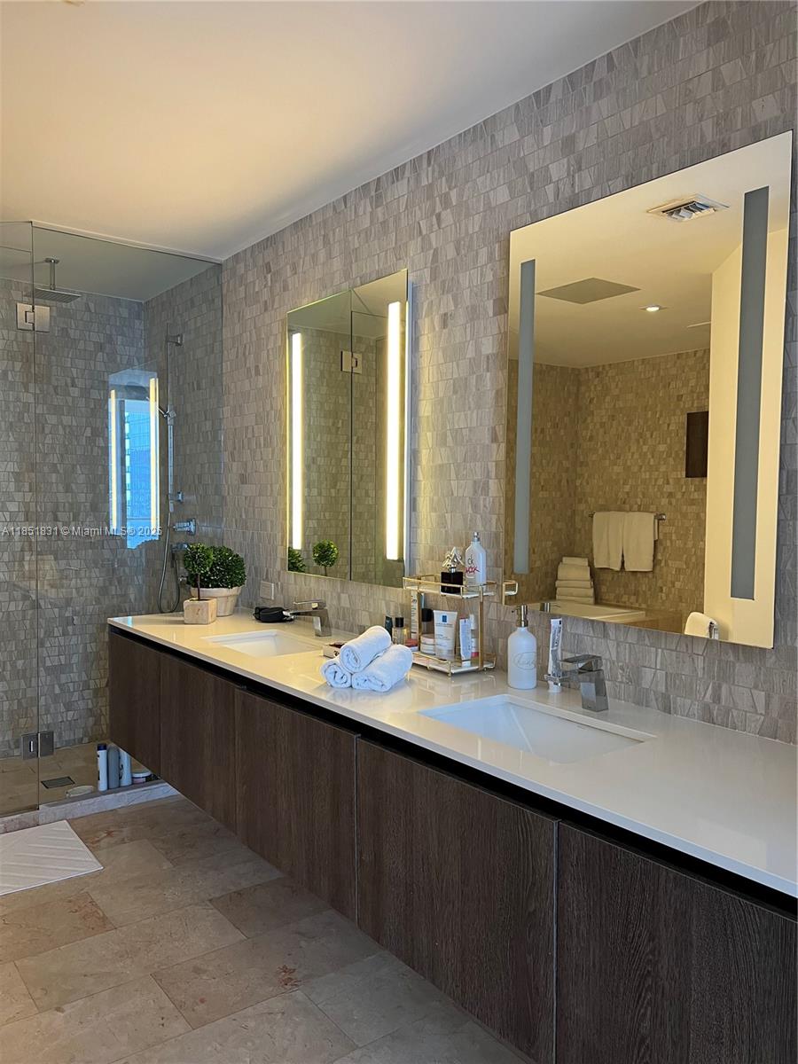88 SW 7th St #3007, Miami FL 33130