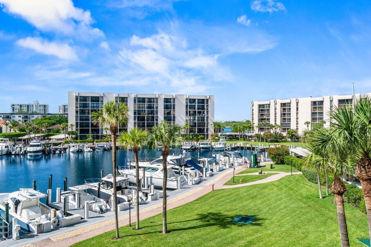 Yacht & Racquet Club Of B