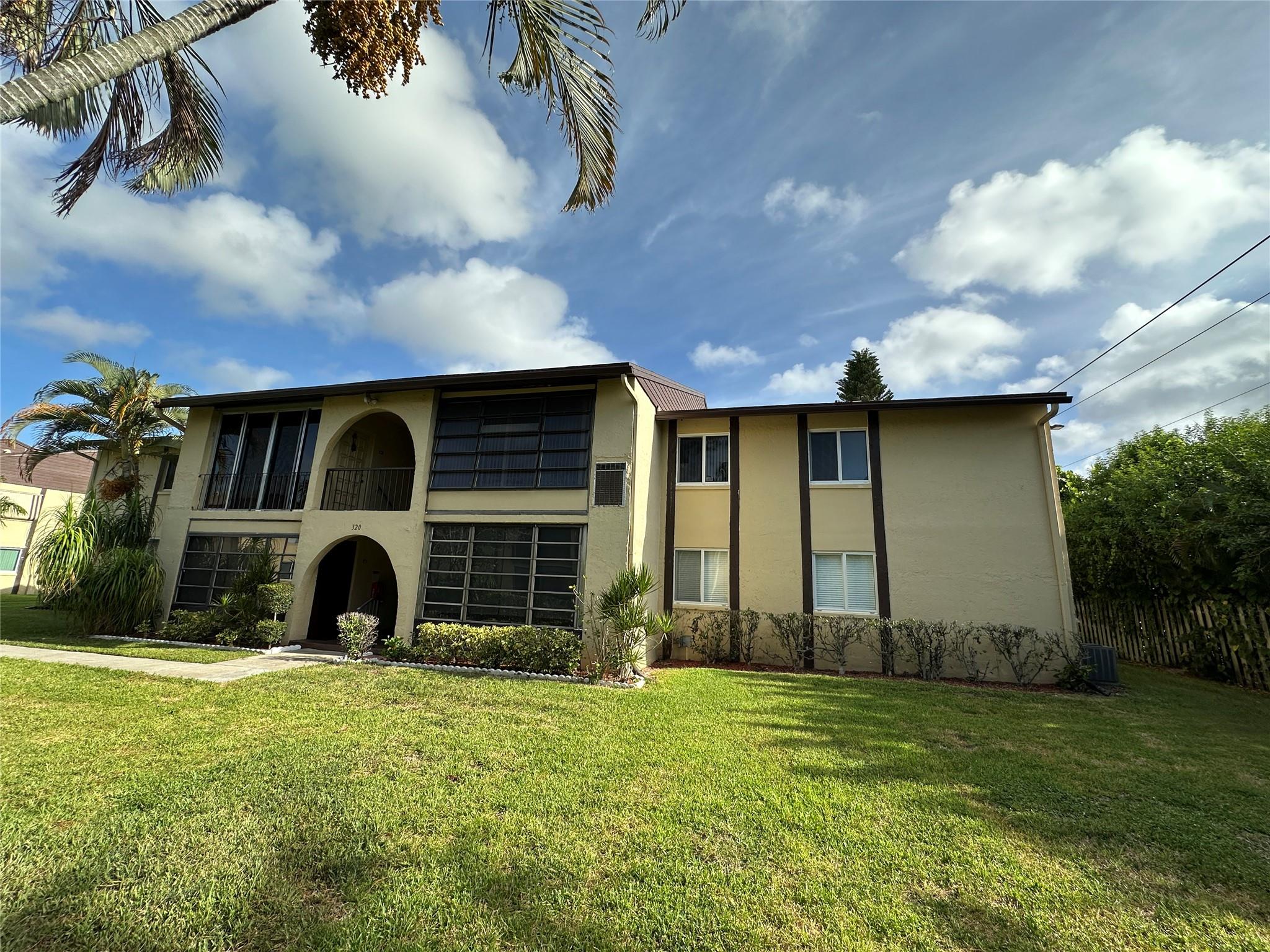 Homes for sale in Greenacres, FL | 320 Pine Ridge Cir #B2, Greenacres, FL 33463 | MLS# F10518090