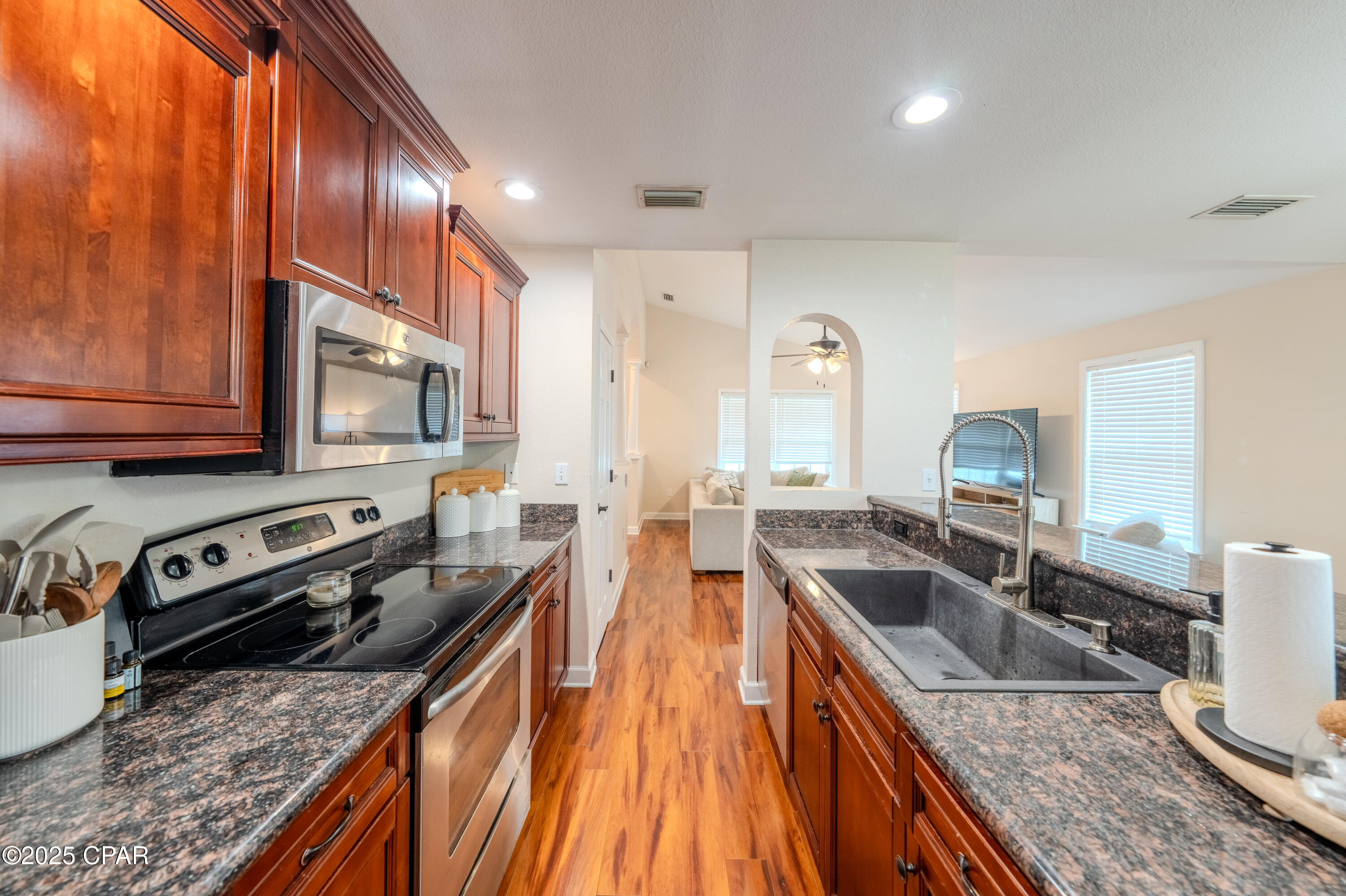 Listing photo id 11 for 6508 Rivers Bank Way