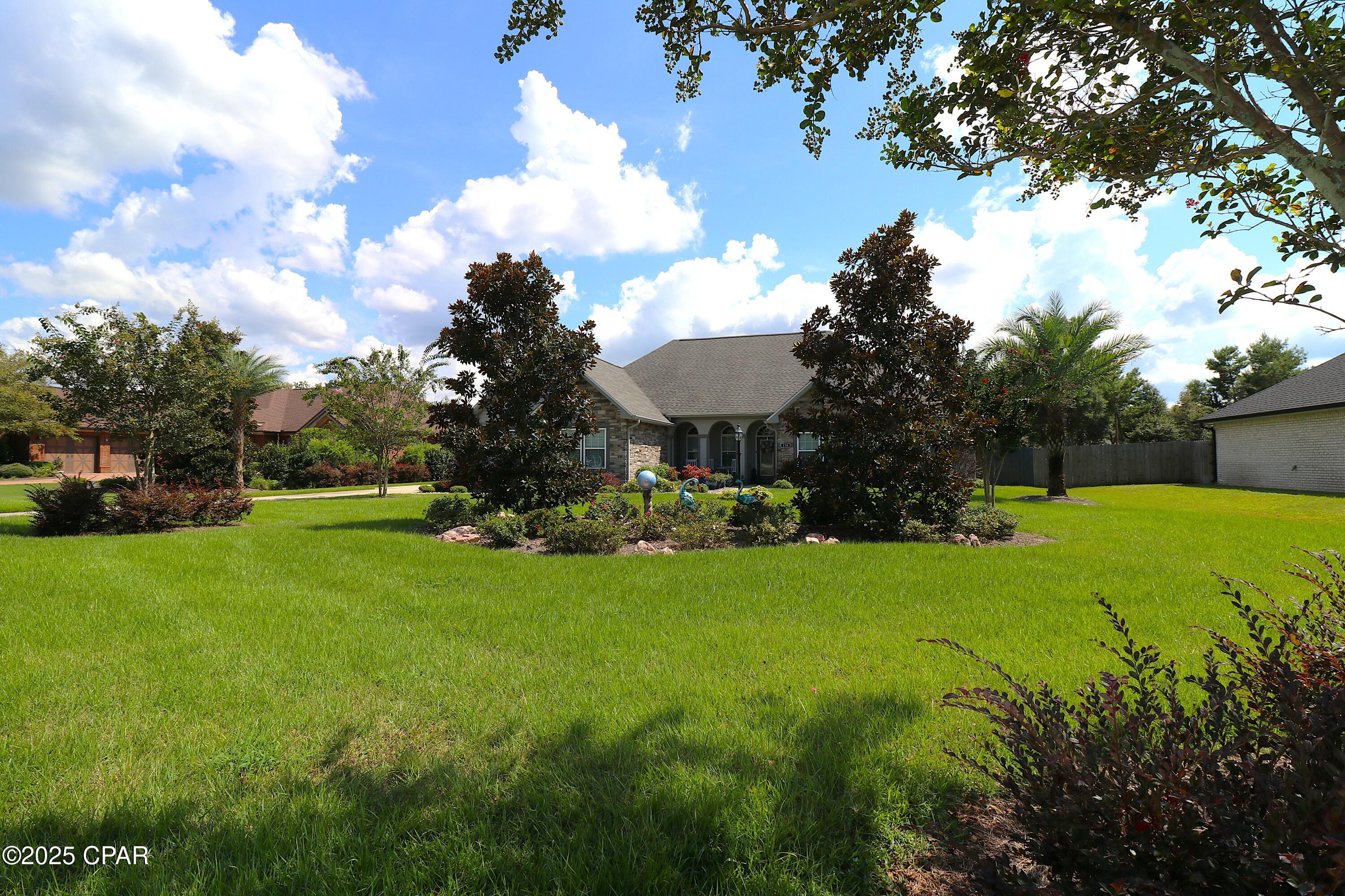 Listing photo id 14 for 130 Lake Merial Boulevard