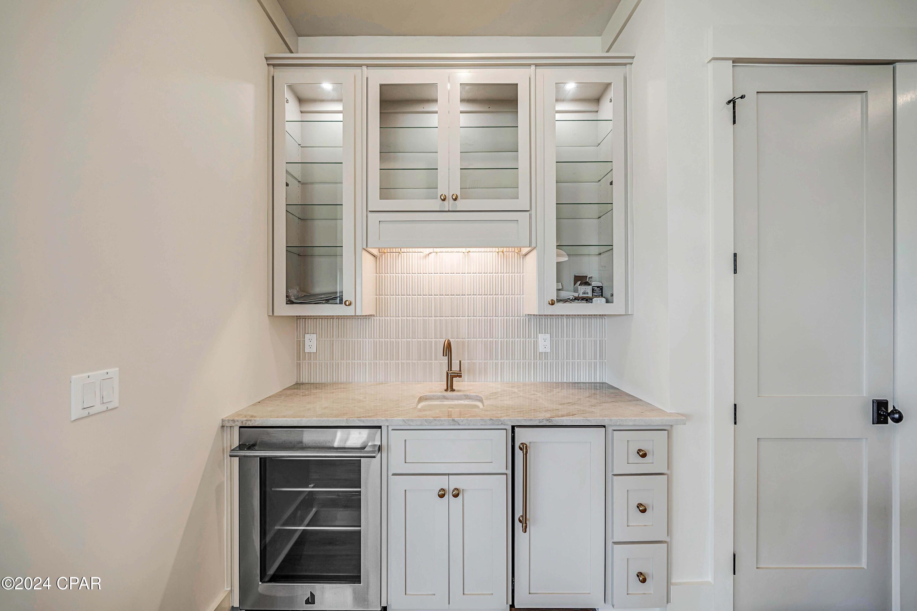 Listing photo id 17 for 6627 Lagoon Drive