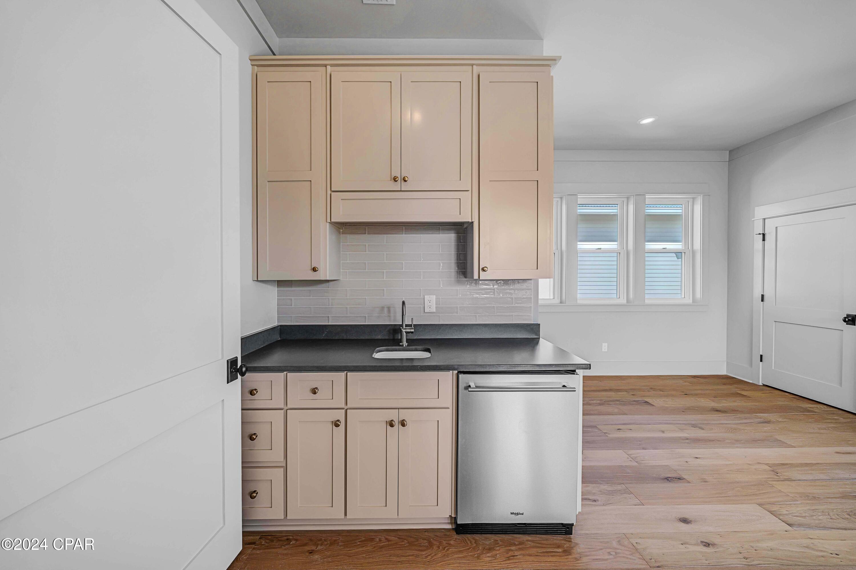 Listing photo id 43 for 6627 Lagoon Drive