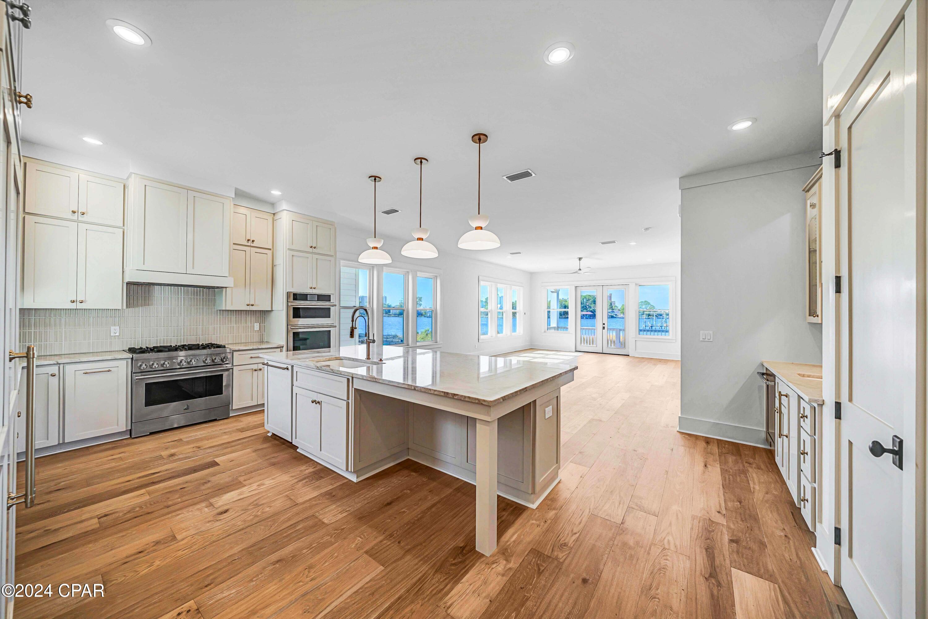 Listing photo id 7 for 6627 Lagoon Drive