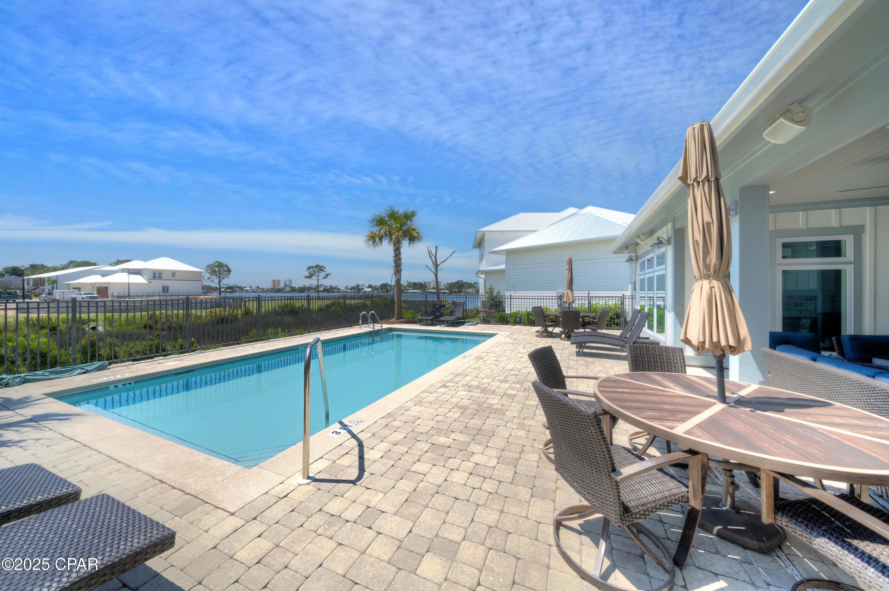 Listing photo id 78 for 6627 Lagoon Drive