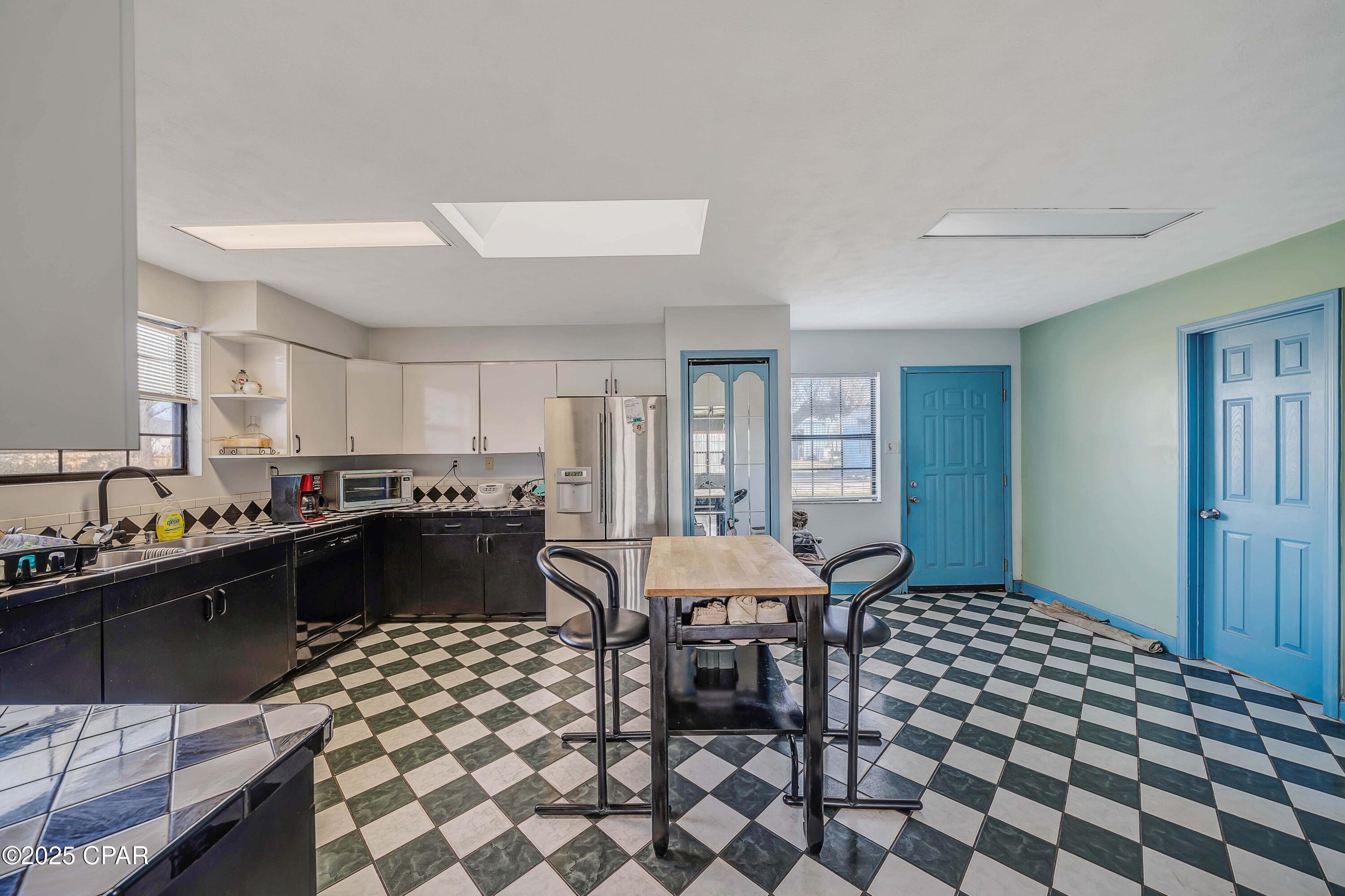 Image 9 For 922 East Avenue