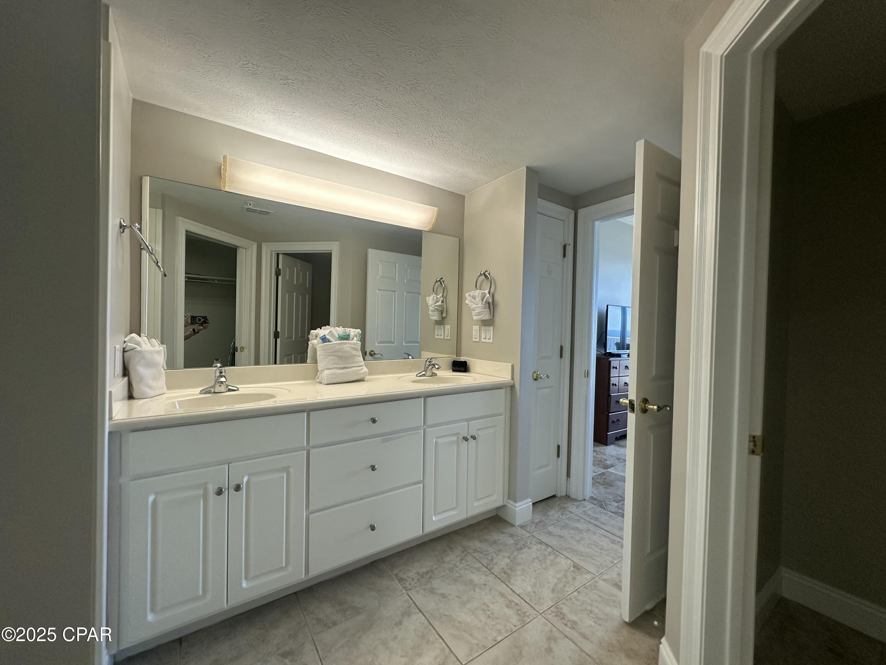 Listing photo id 14 for 5004 Thomas Drive 1507