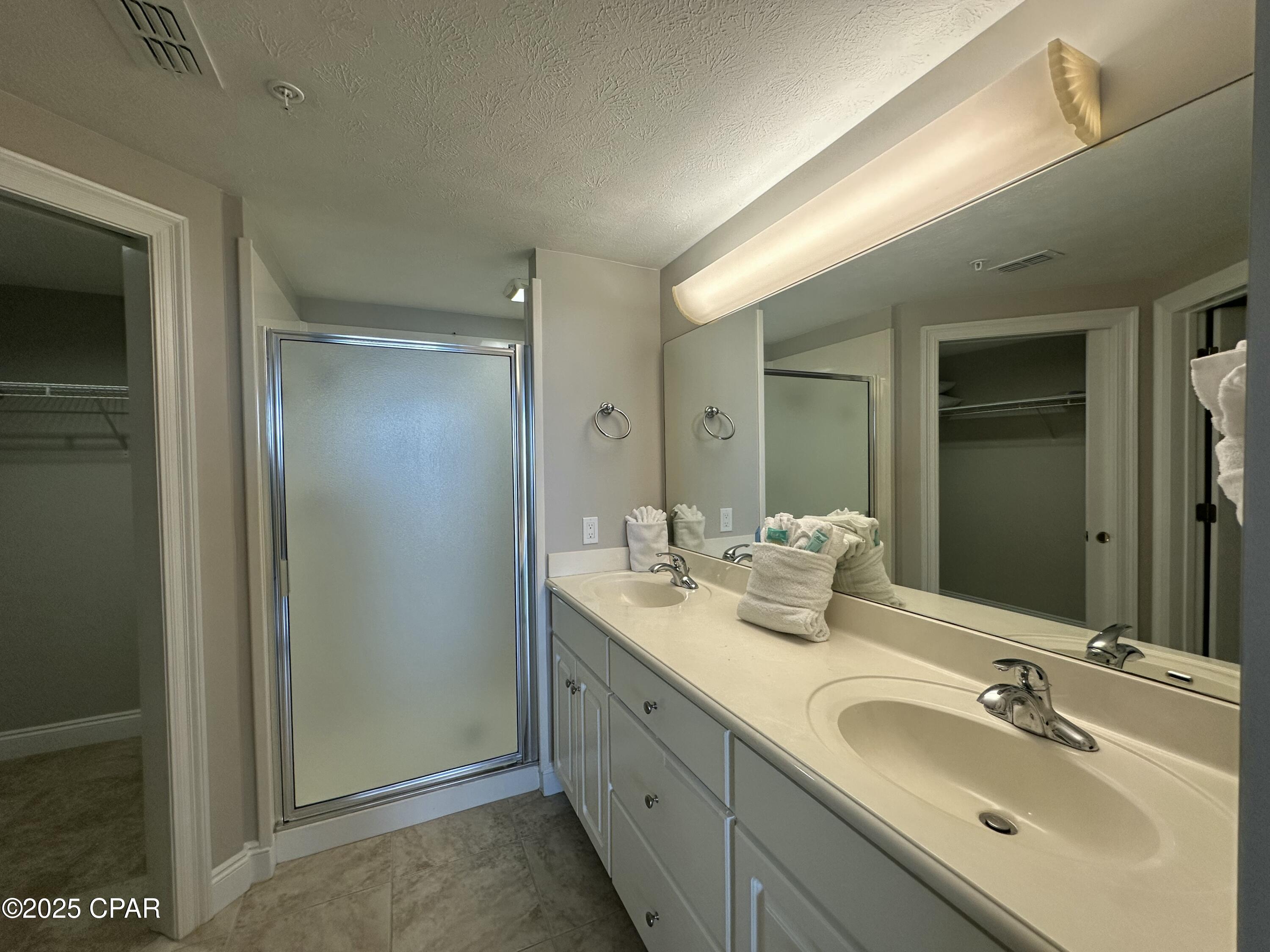 Listing photo id 15 for 5004 Thomas Drive 1507