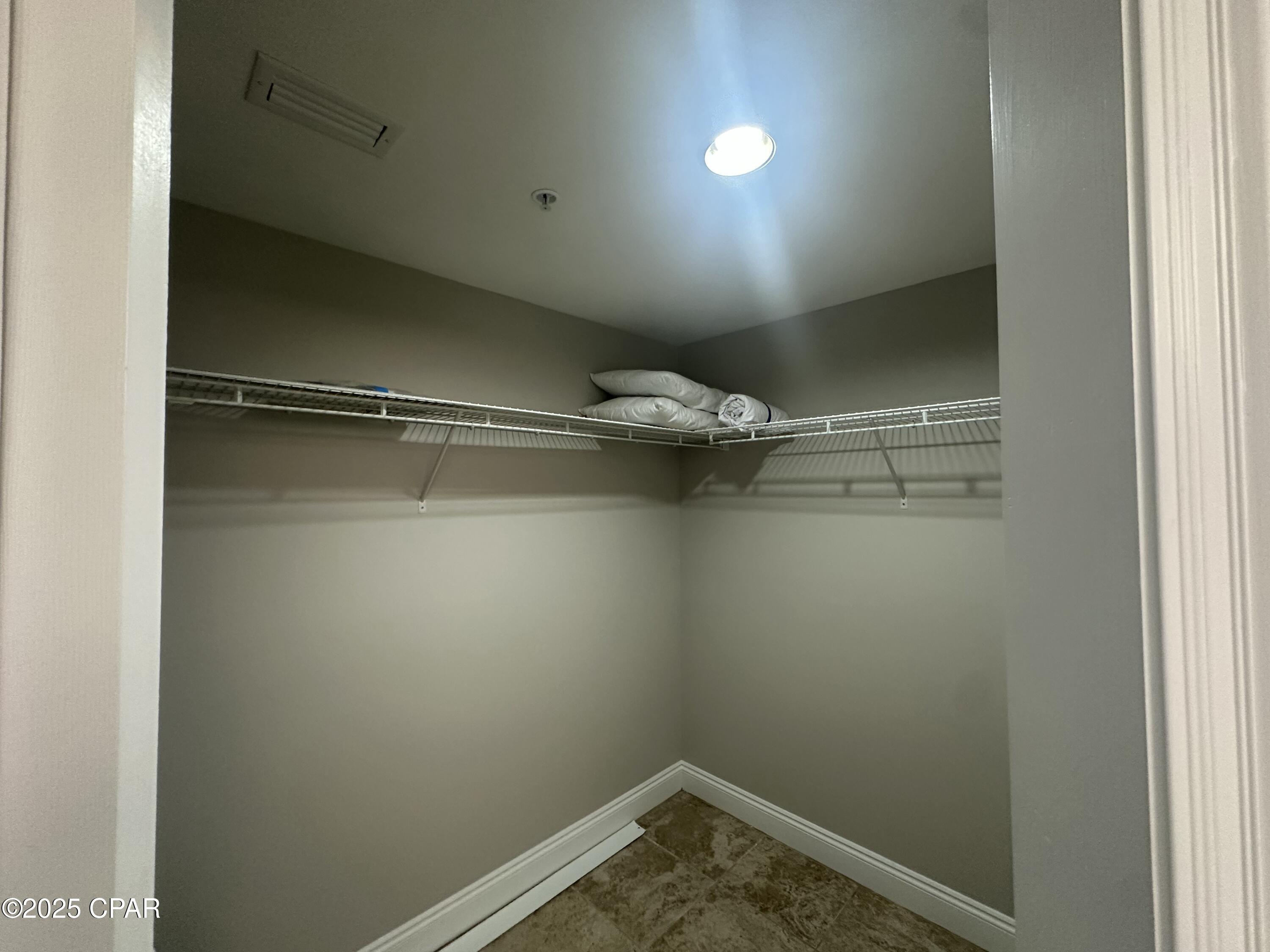 Listing photo id 16 for 5004 Thomas Drive 1507