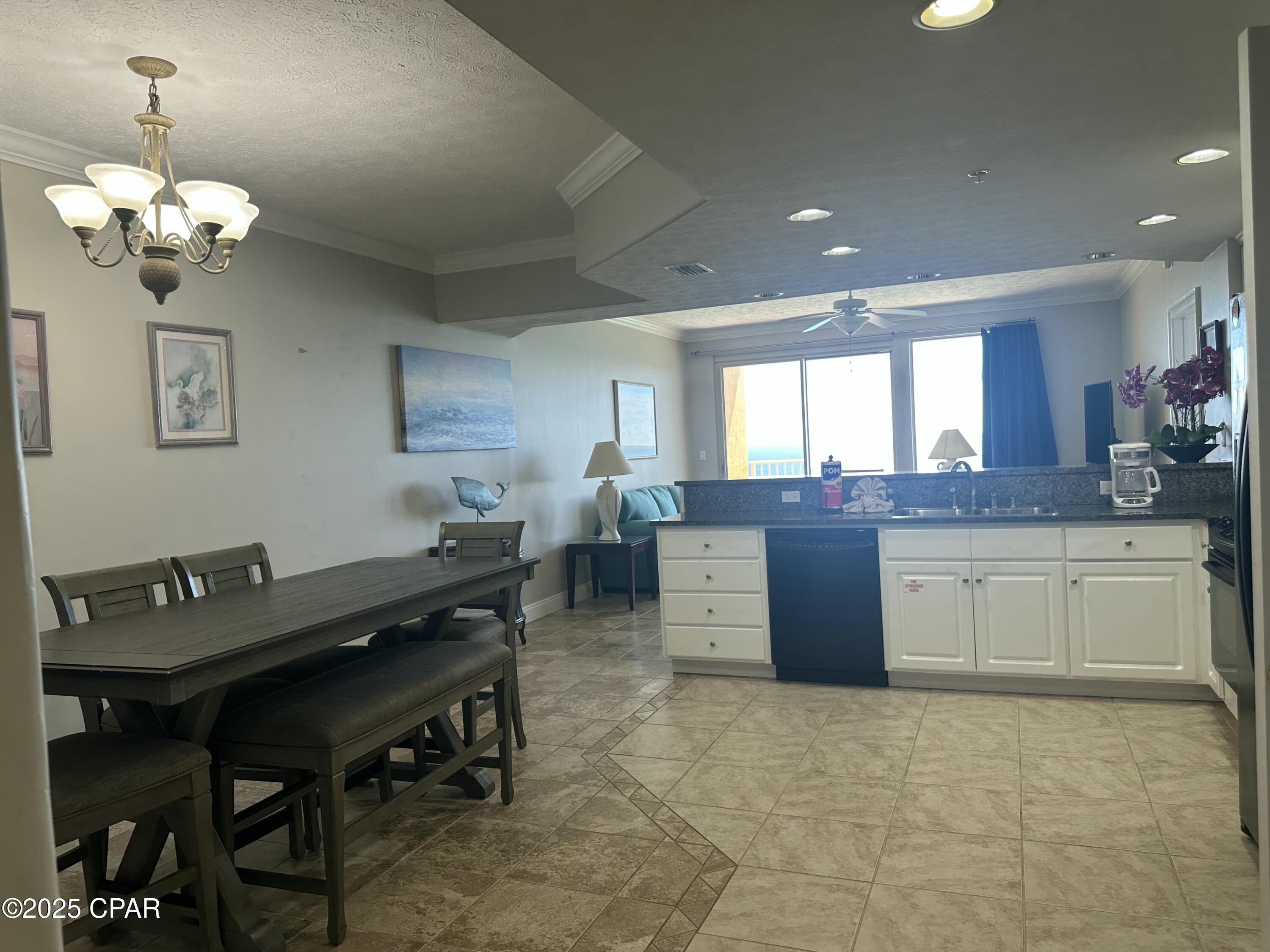 Listing photo id 7 for 5004 Thomas Drive 1507