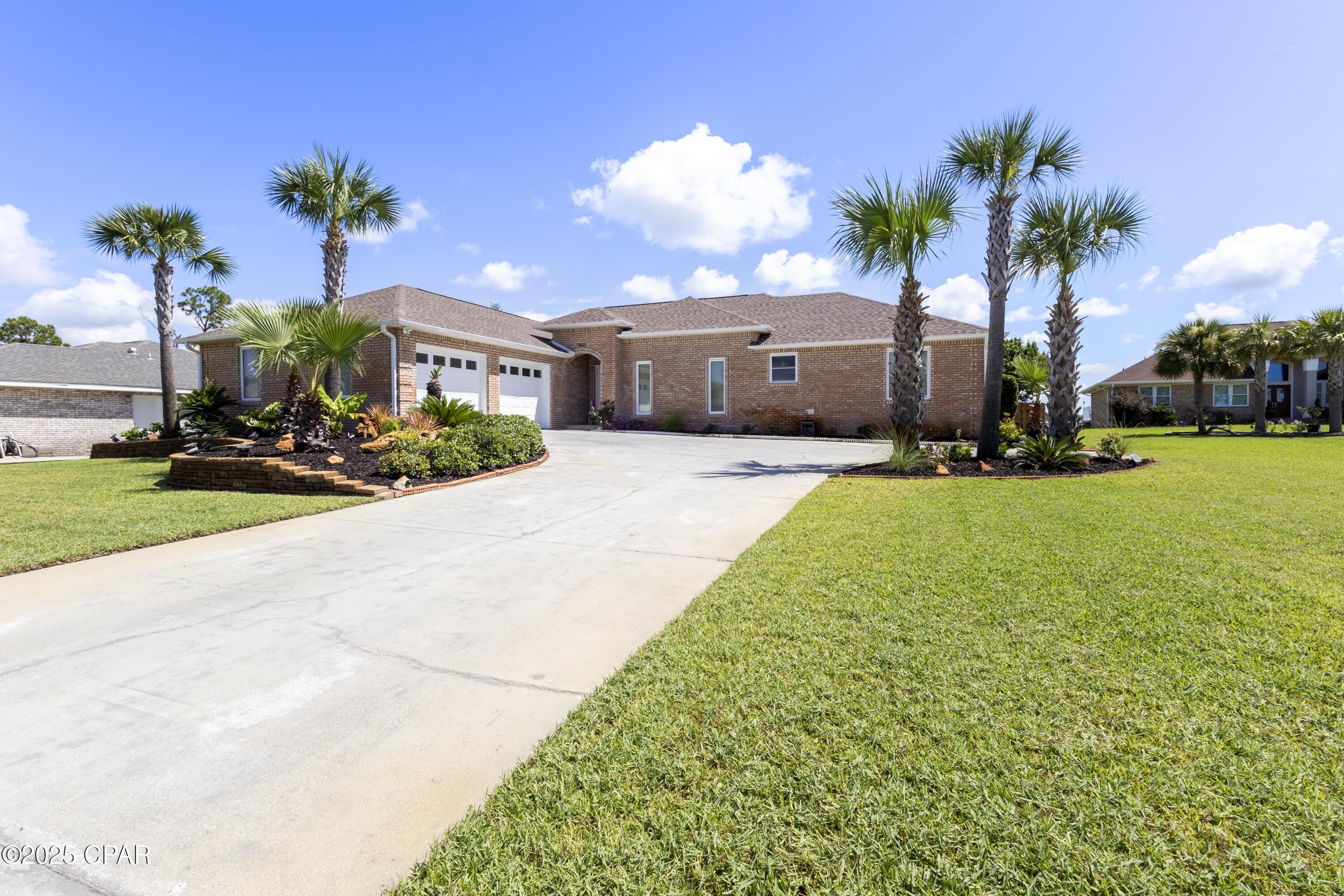 Listing photo id 1 for 7033 Benton Drive