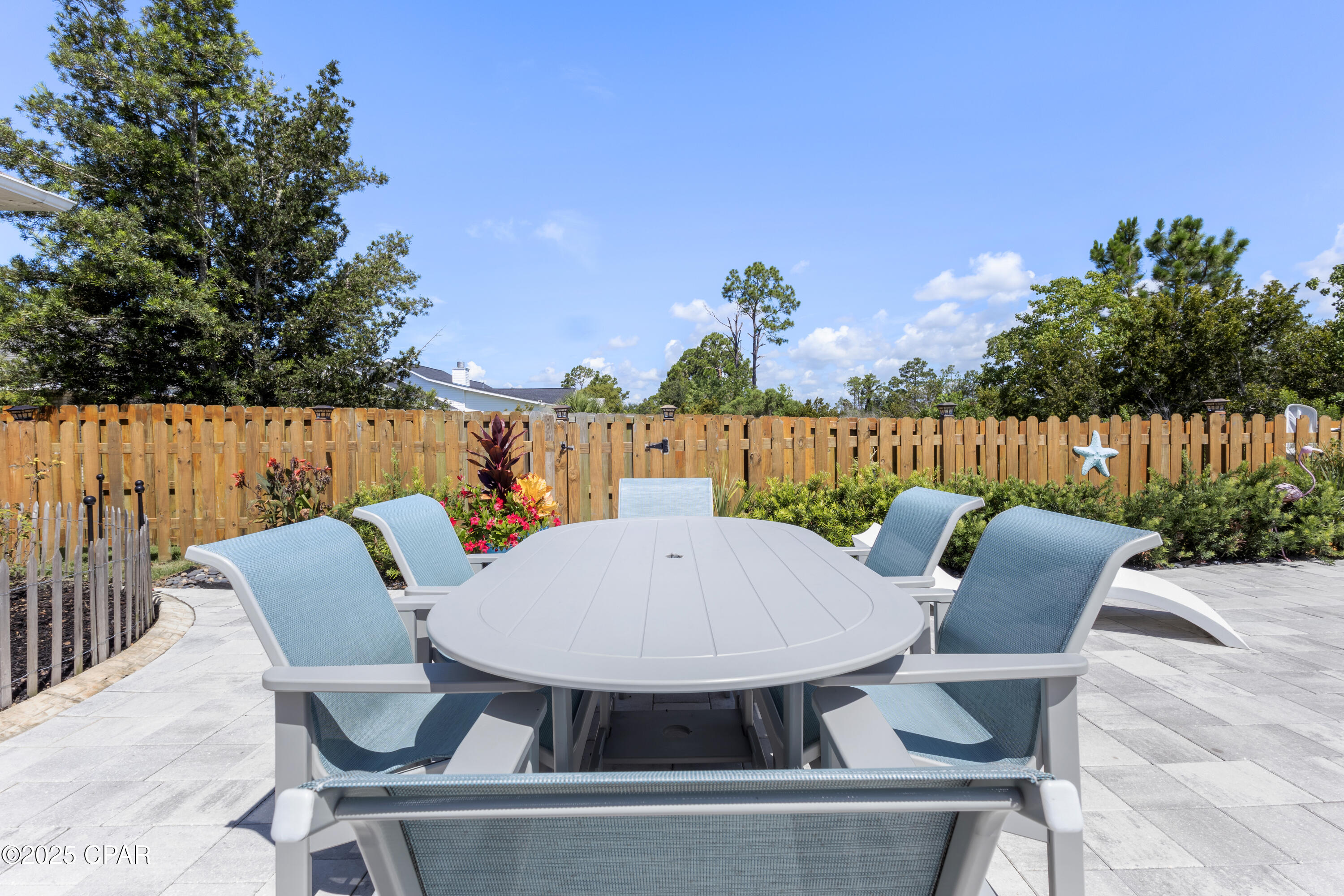 Listing photo id 10 for 7033 Benton Drive