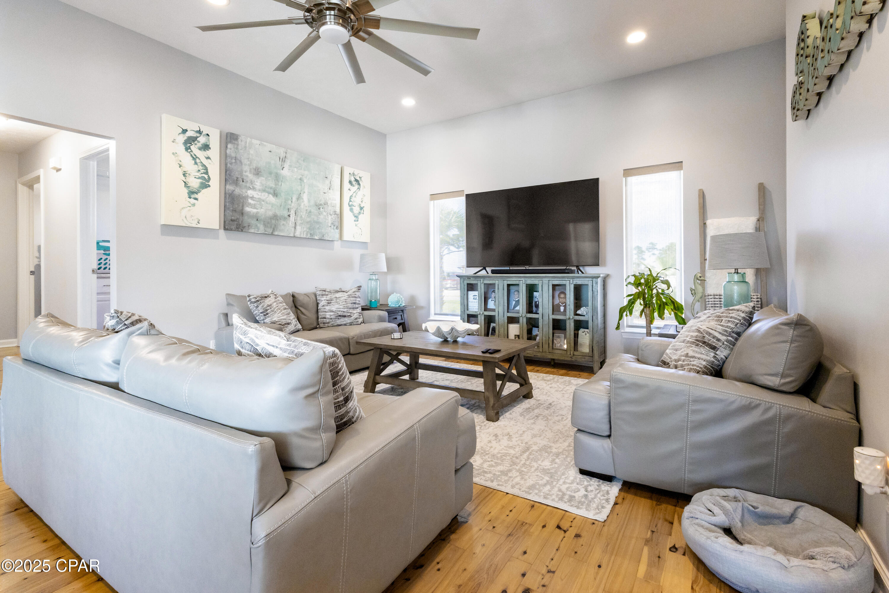 Listing photo id 14 for 7033 Benton Drive