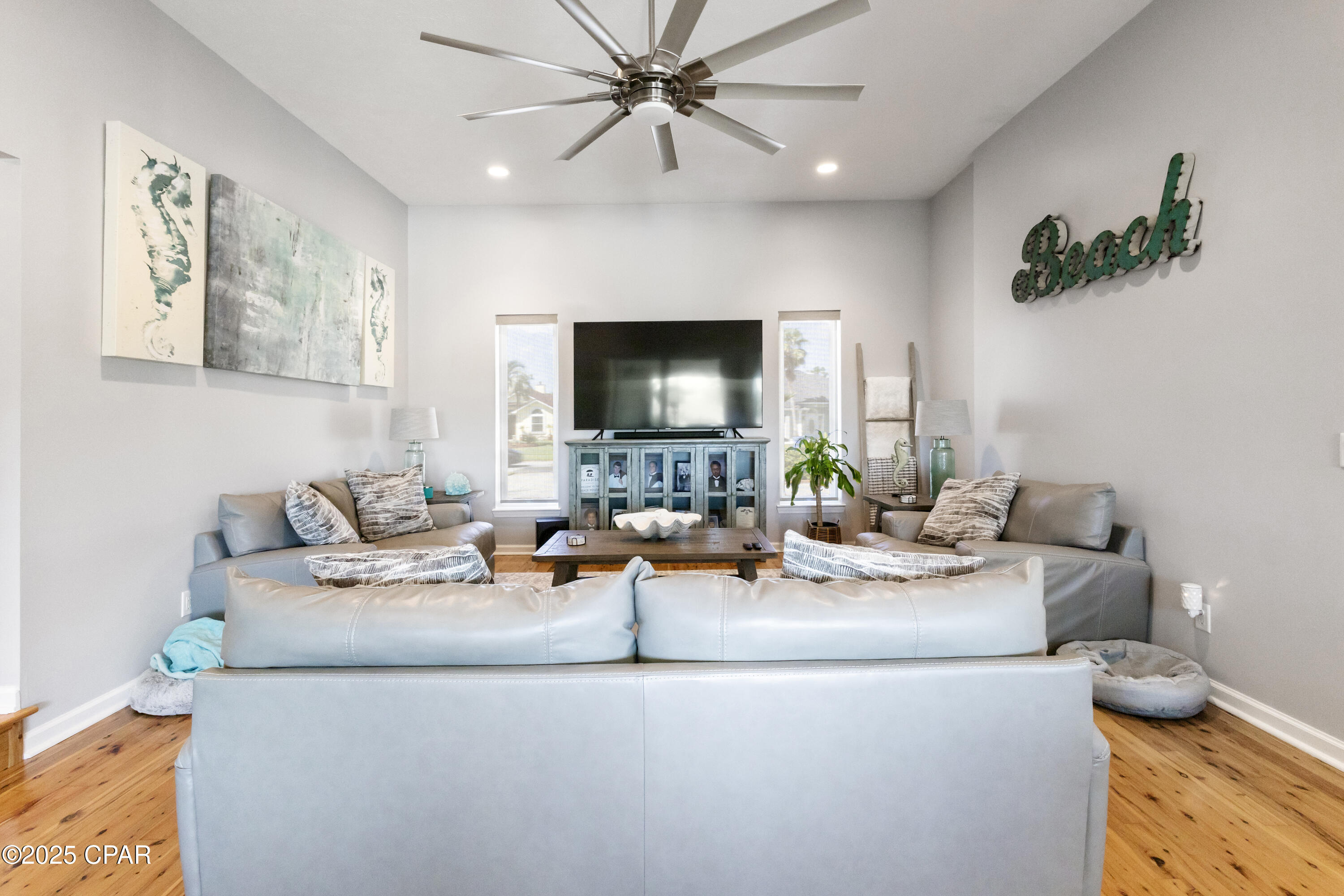 Listing photo id 16 for 7033 Benton Drive