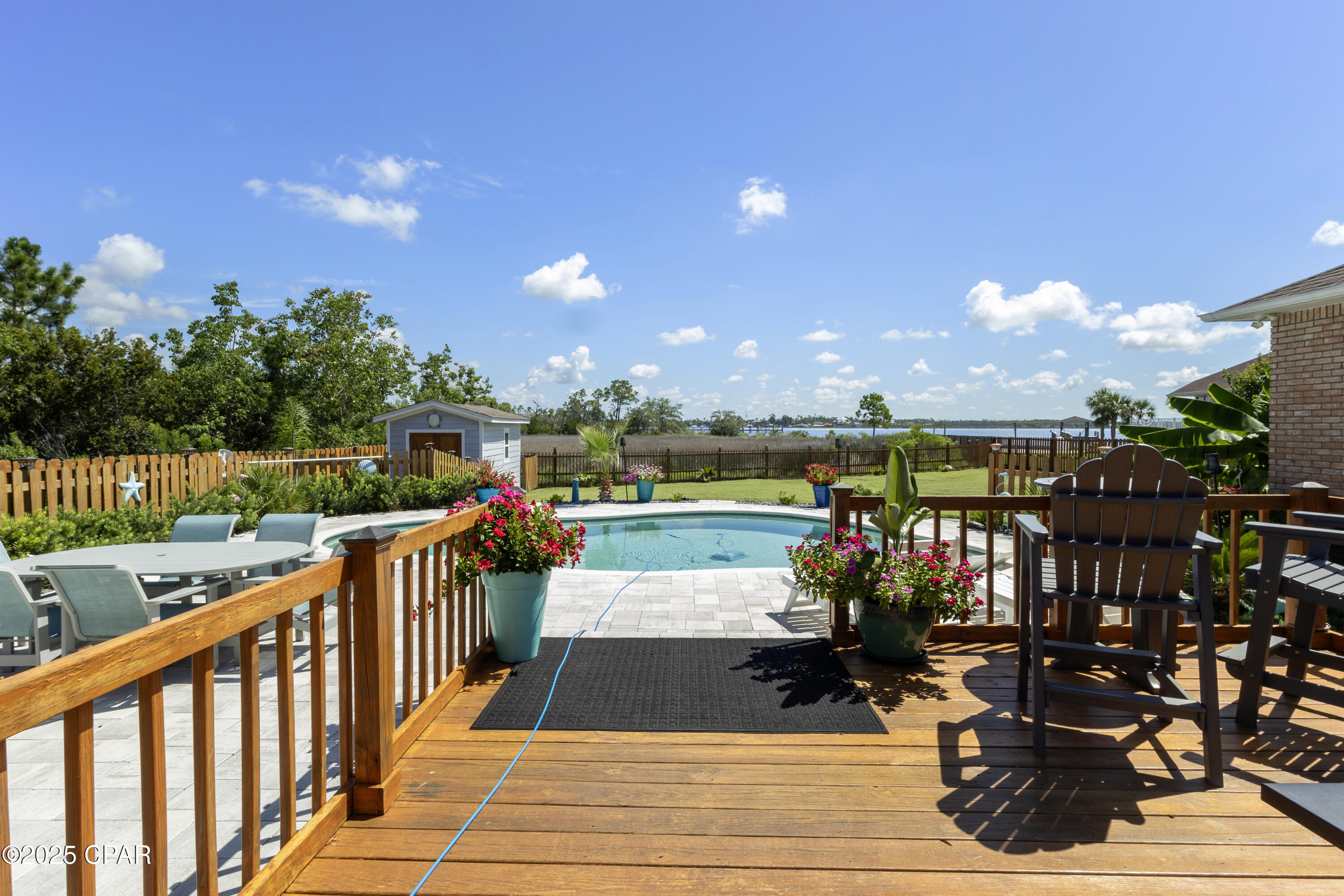 Listing photo id 3 for 7033 Benton Drive