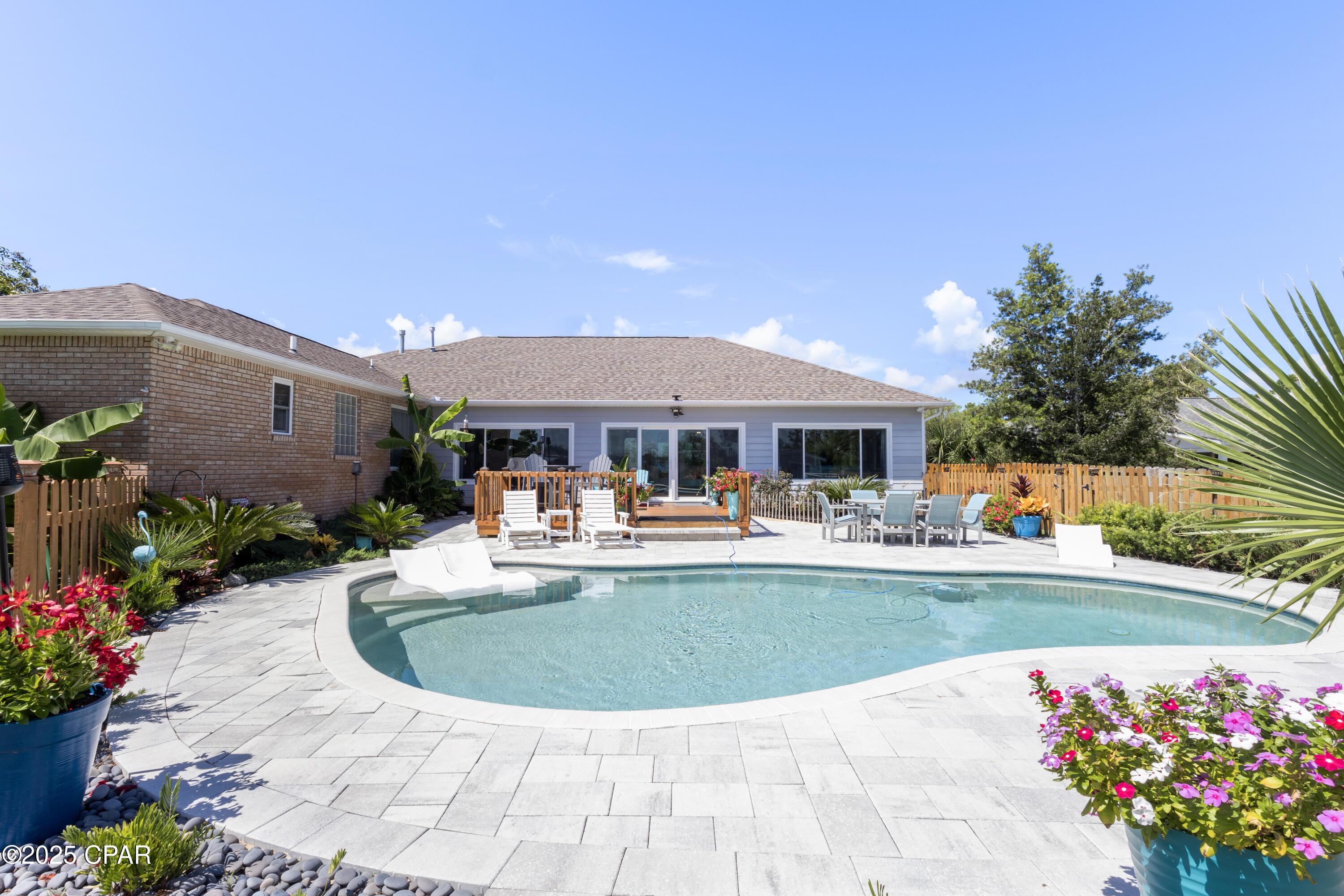 Listing photo id 4 for 7033 Benton Drive