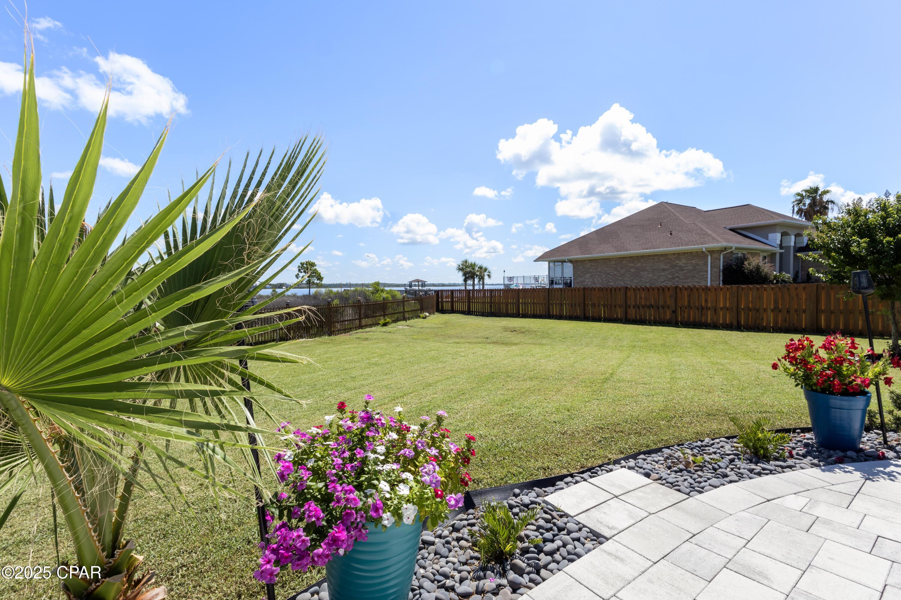 Listing photo id 5 for 7033 Benton Drive