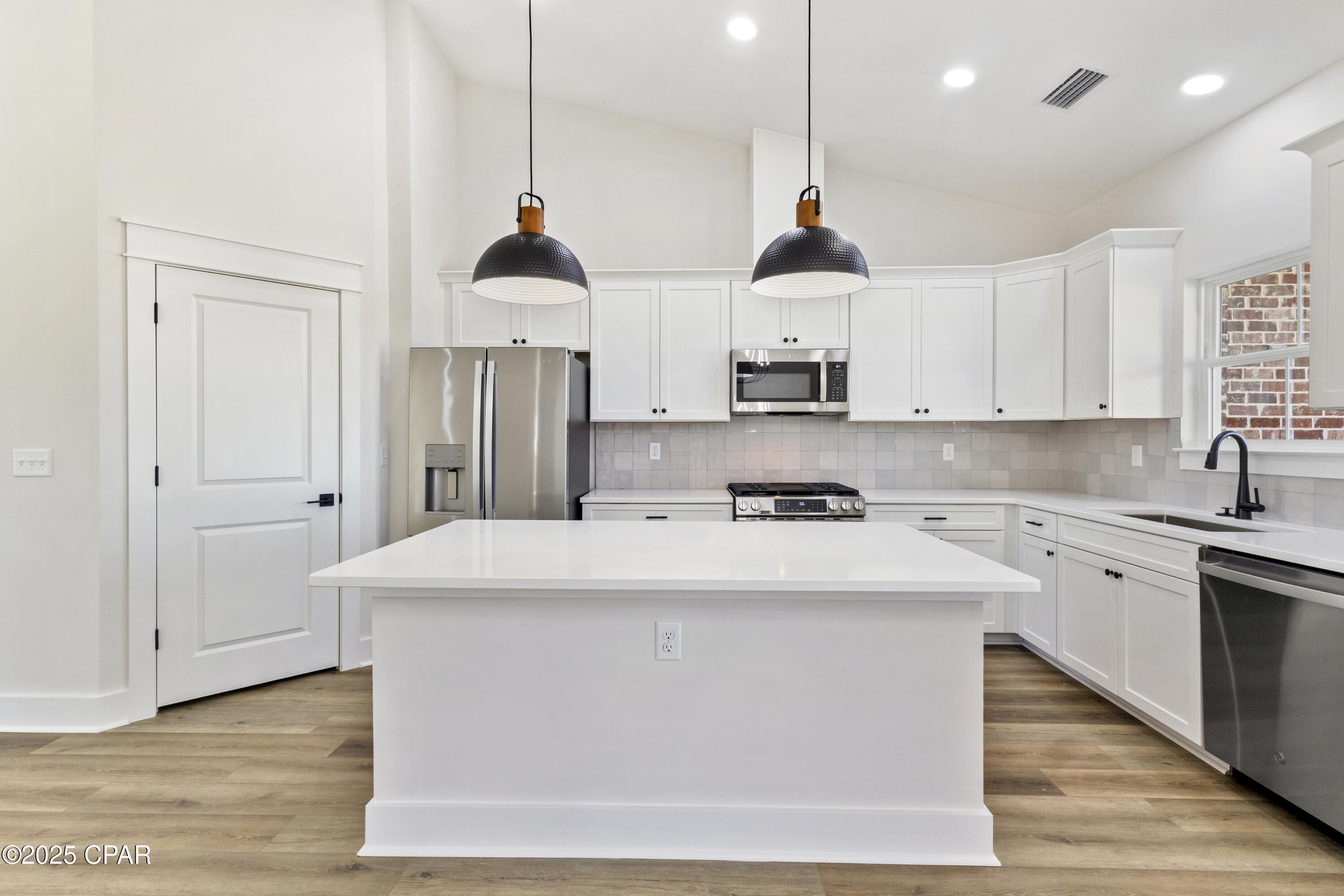 Image 3 For 3833 Red Deer Circle