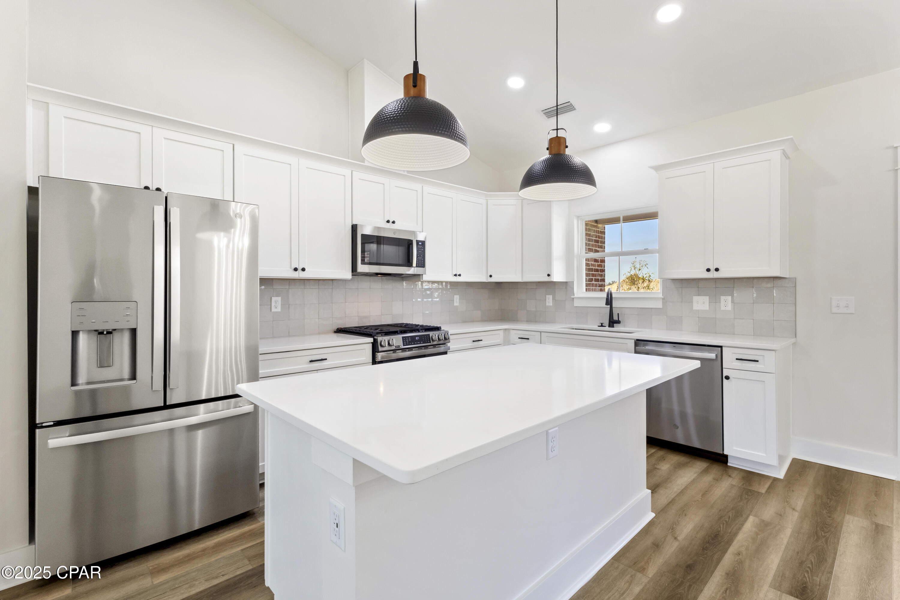 Image 4 For 3833 Red Deer Circle