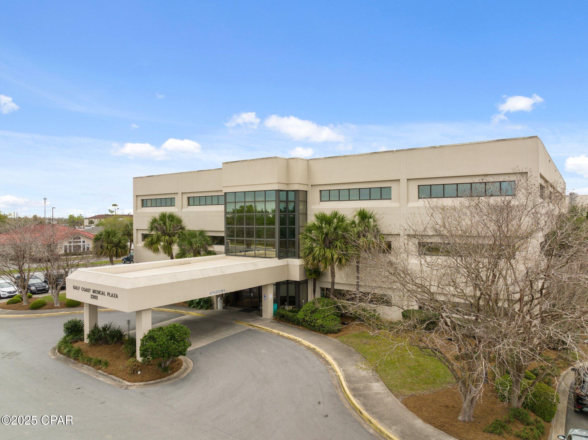 Listing photo id 2 for 2202 State Avenue 102