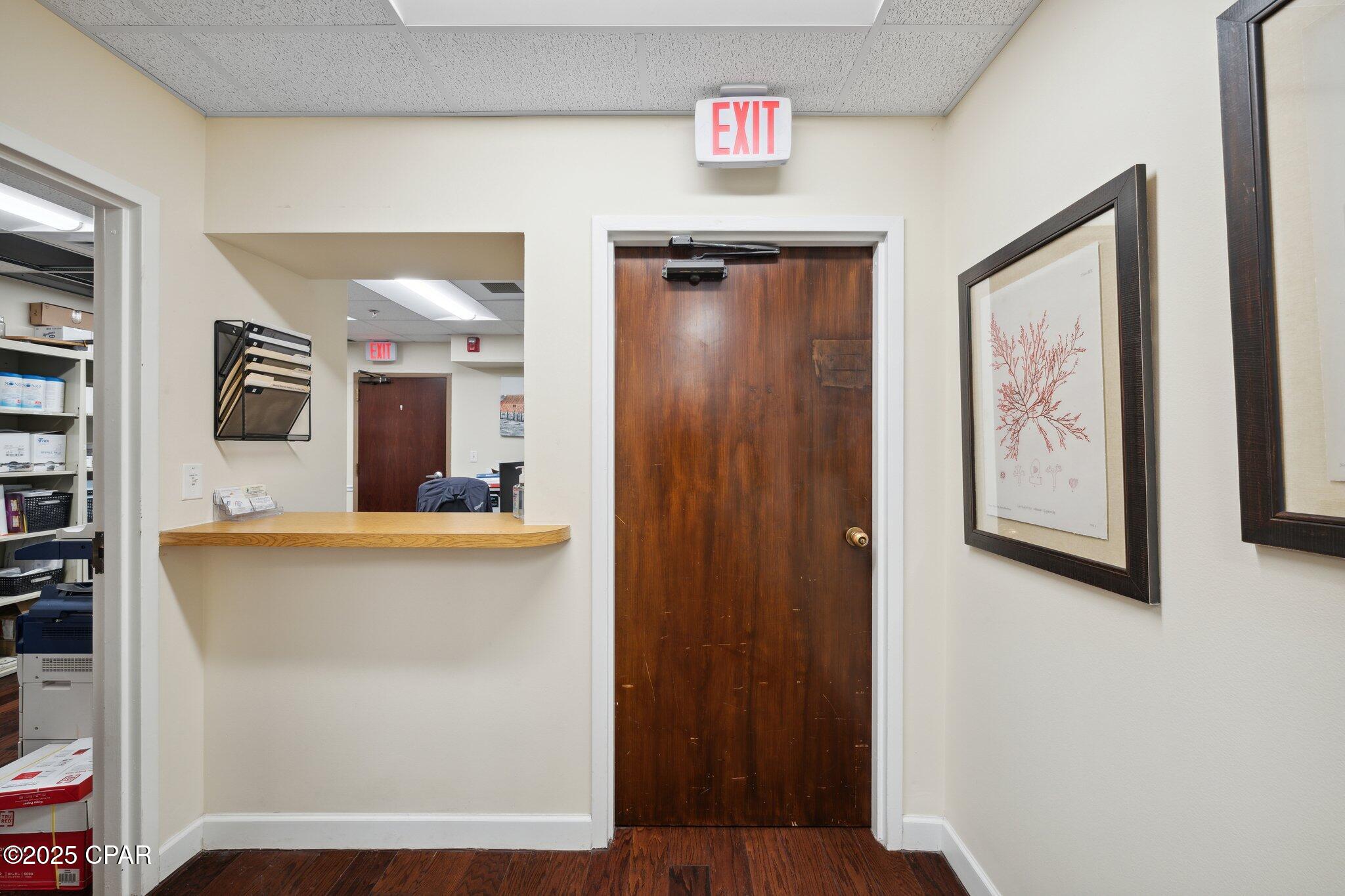 Listing photo id 21 for 2202 State Avenue 102