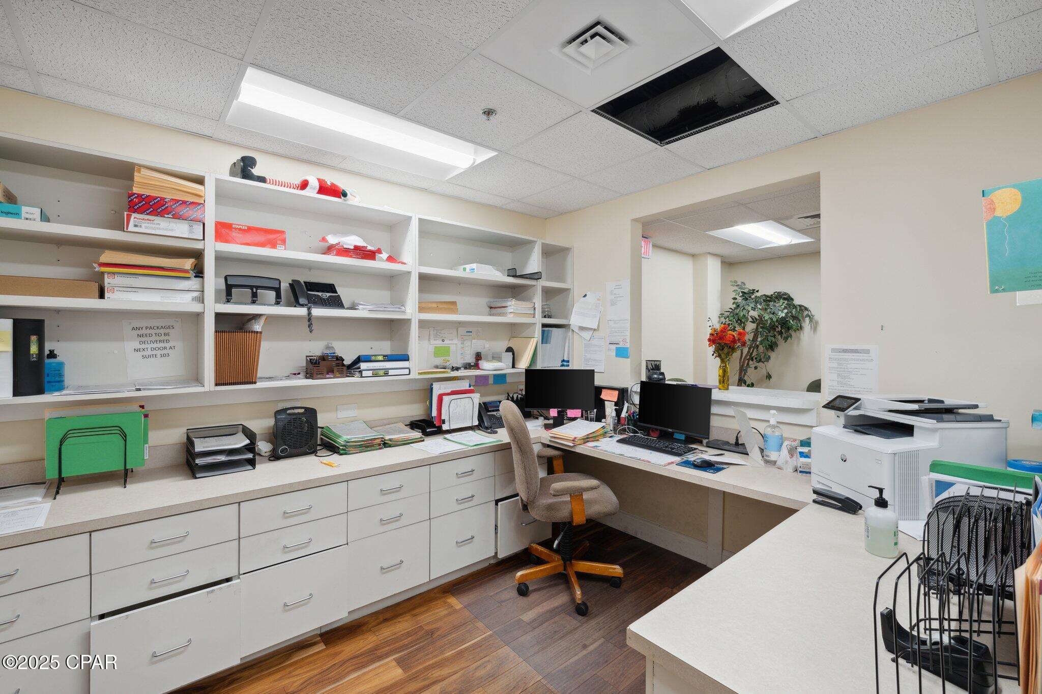 Listing photo id 13 for 2202 State Avenue 105