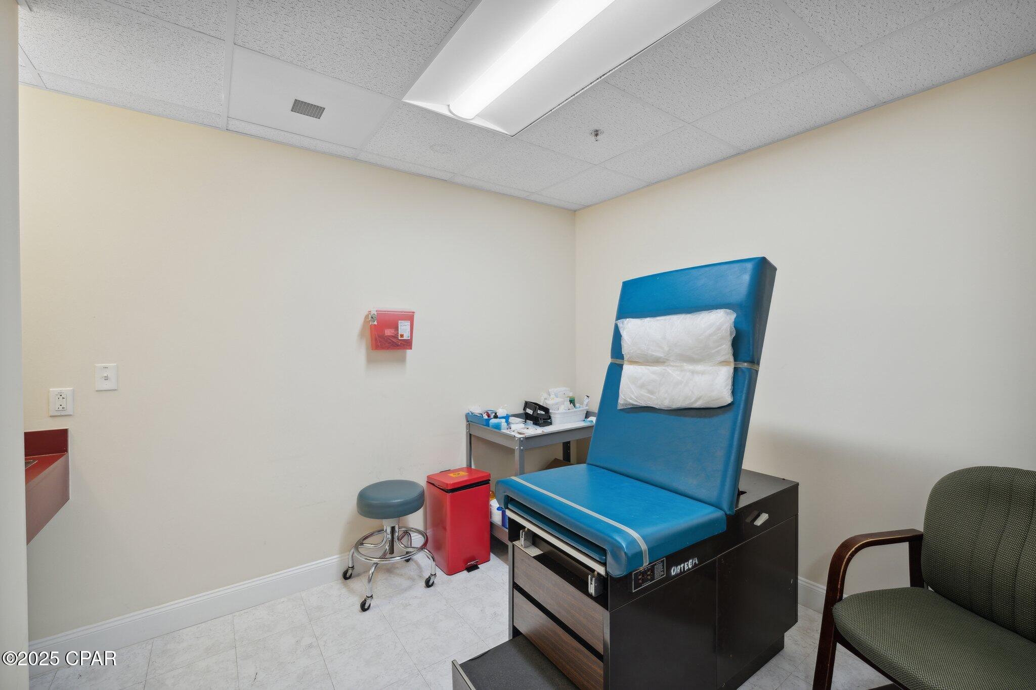 Listing photo id 17 for 2202 State Avenue 105