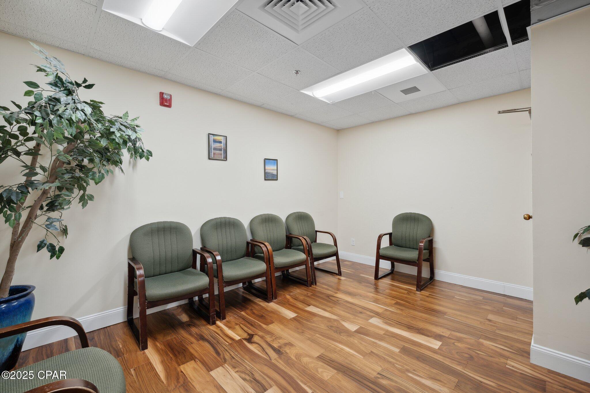 Listing photo id 9 for 2202 State Avenue 105