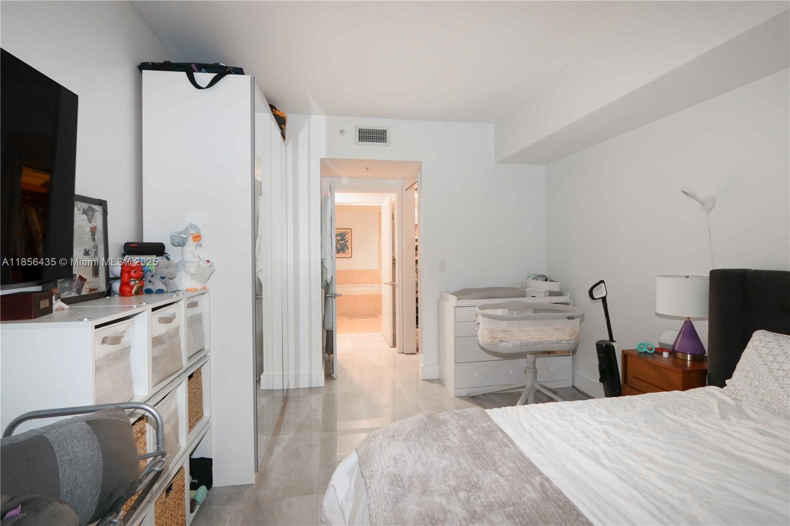 218 SE 14th St #1406, Miami FL 33131