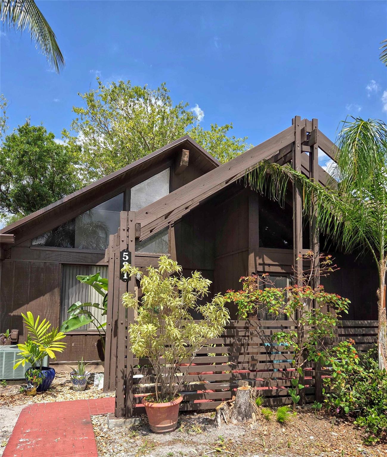 Village Townhouses Jacara